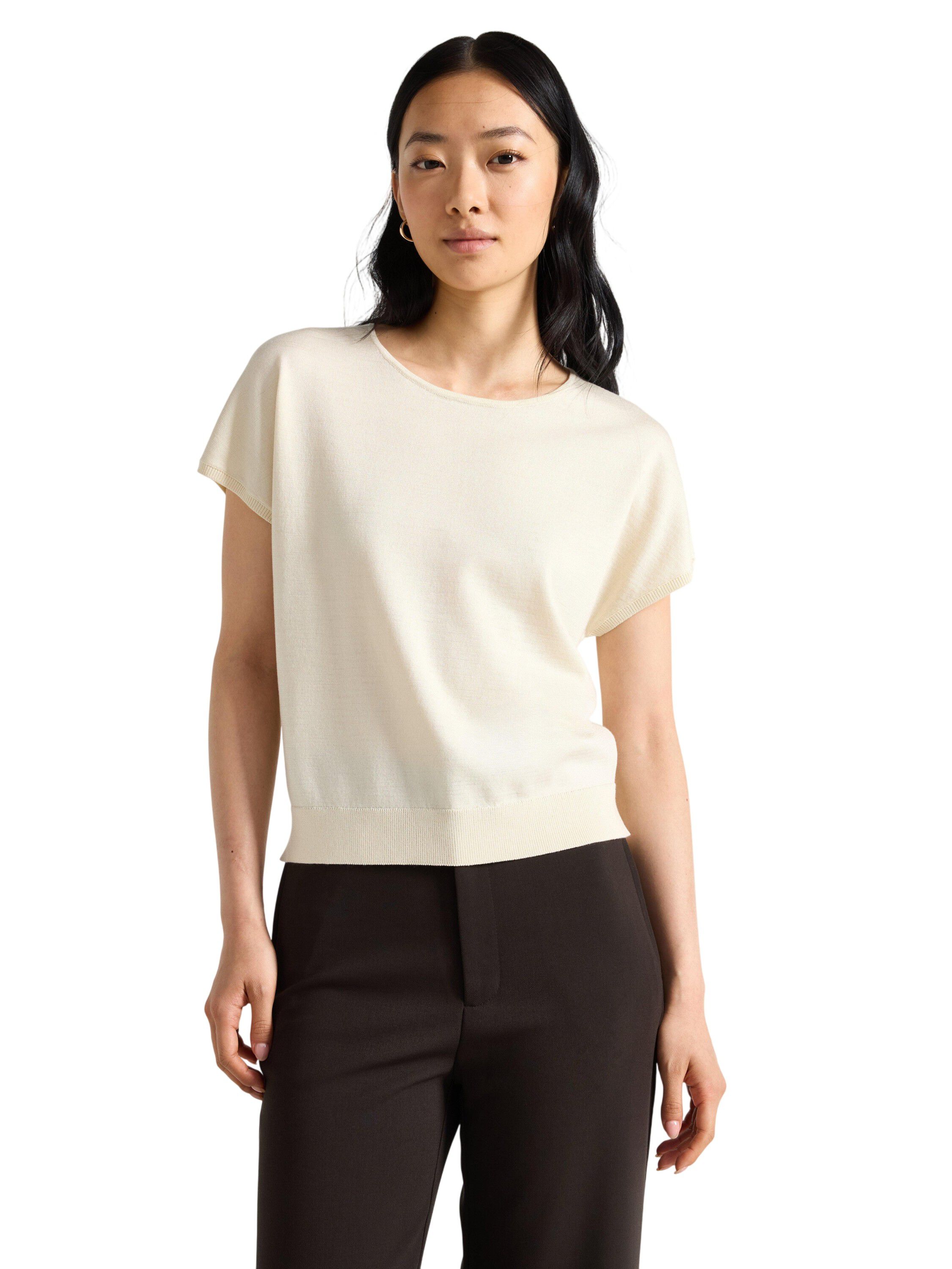Fine-knit short-sleeved top