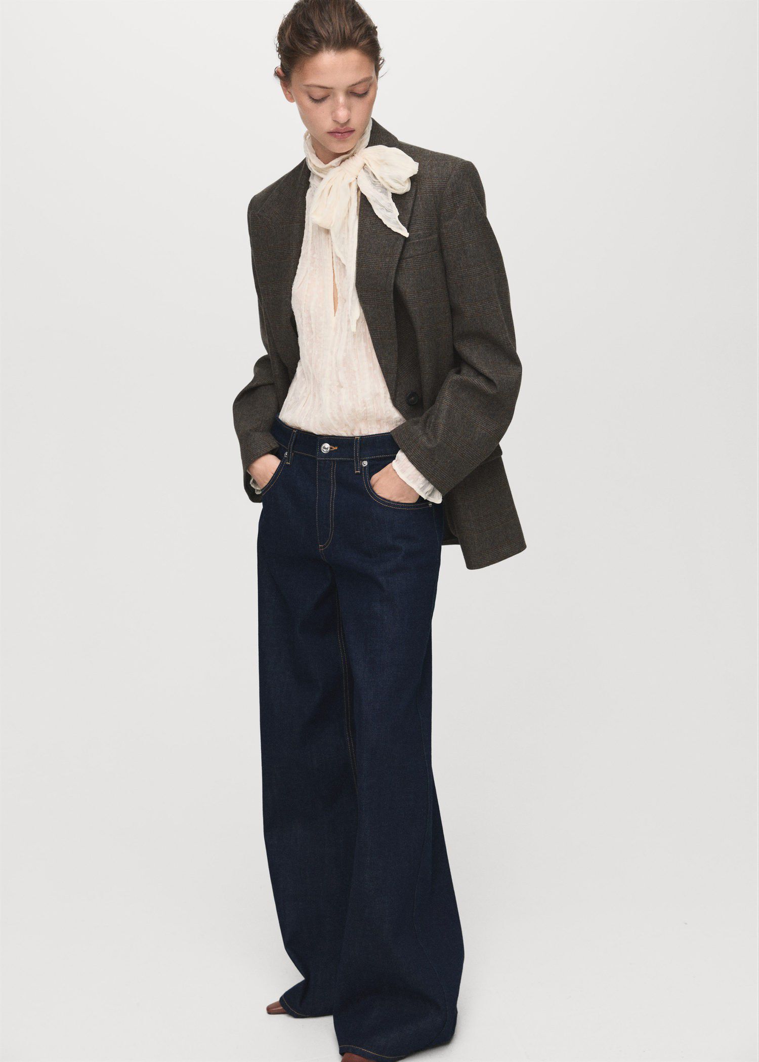 Low-rise wide-leg jeans