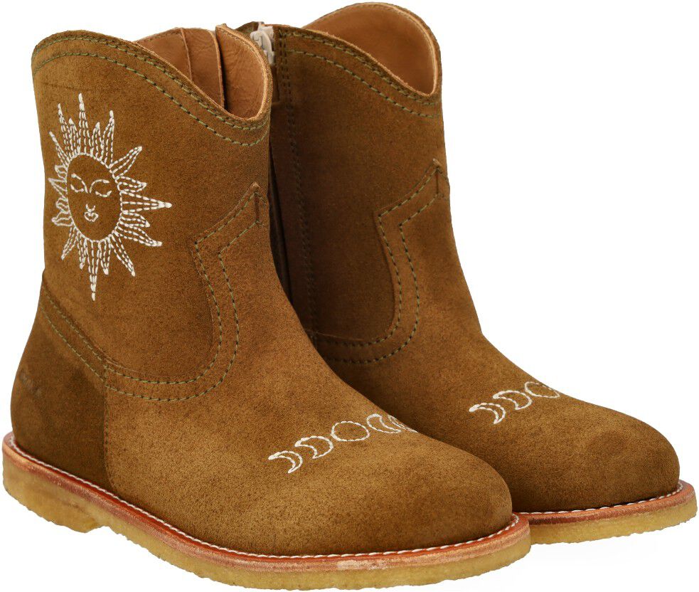 Cowboy st&oslash;vle med sol- og m&aring;nebrode