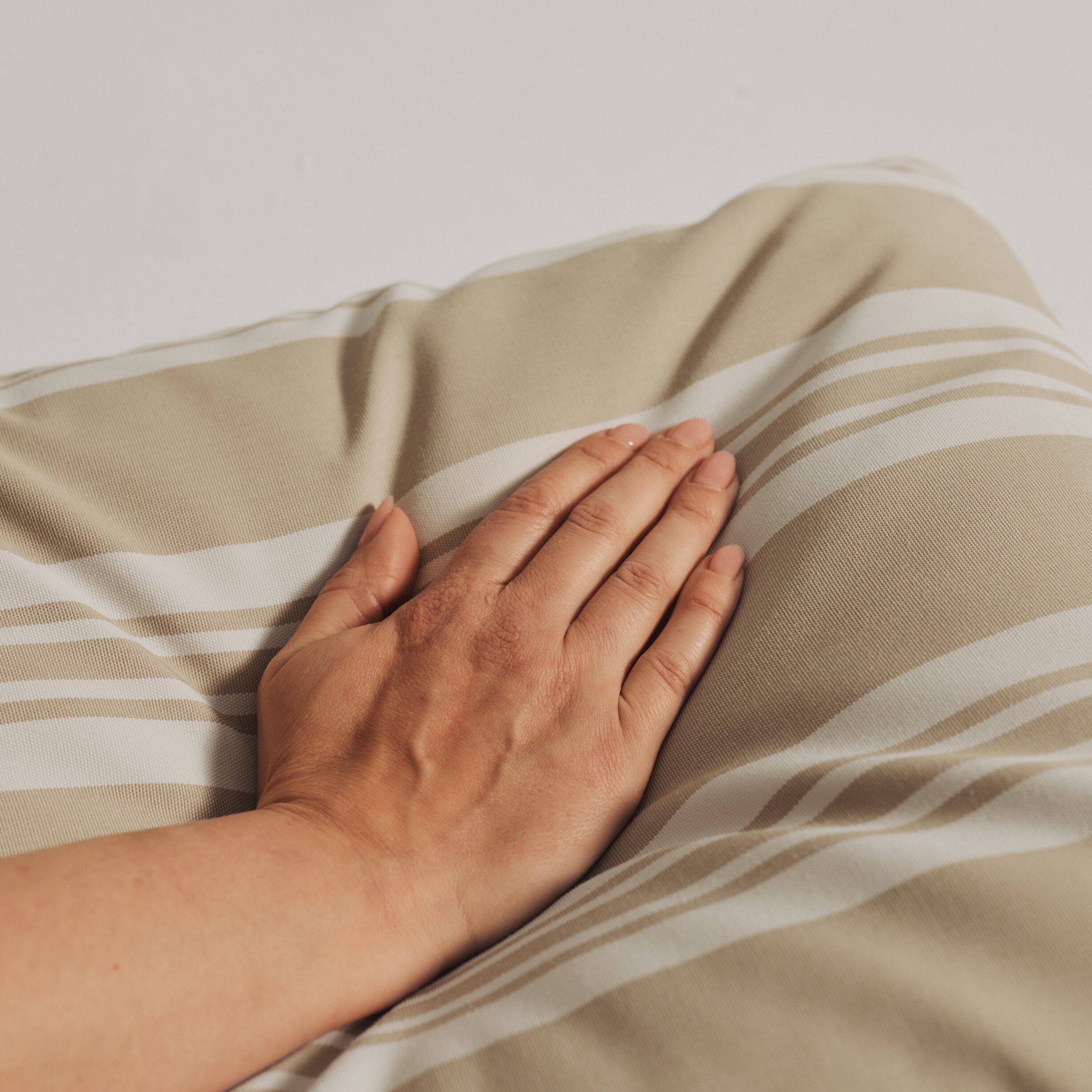 Fossflakes utomhuskudde 50x50 cm. Beige randig