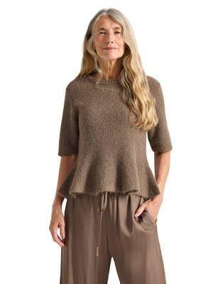 Strikket tr&oslash;je med korte &aelig;rmer og u