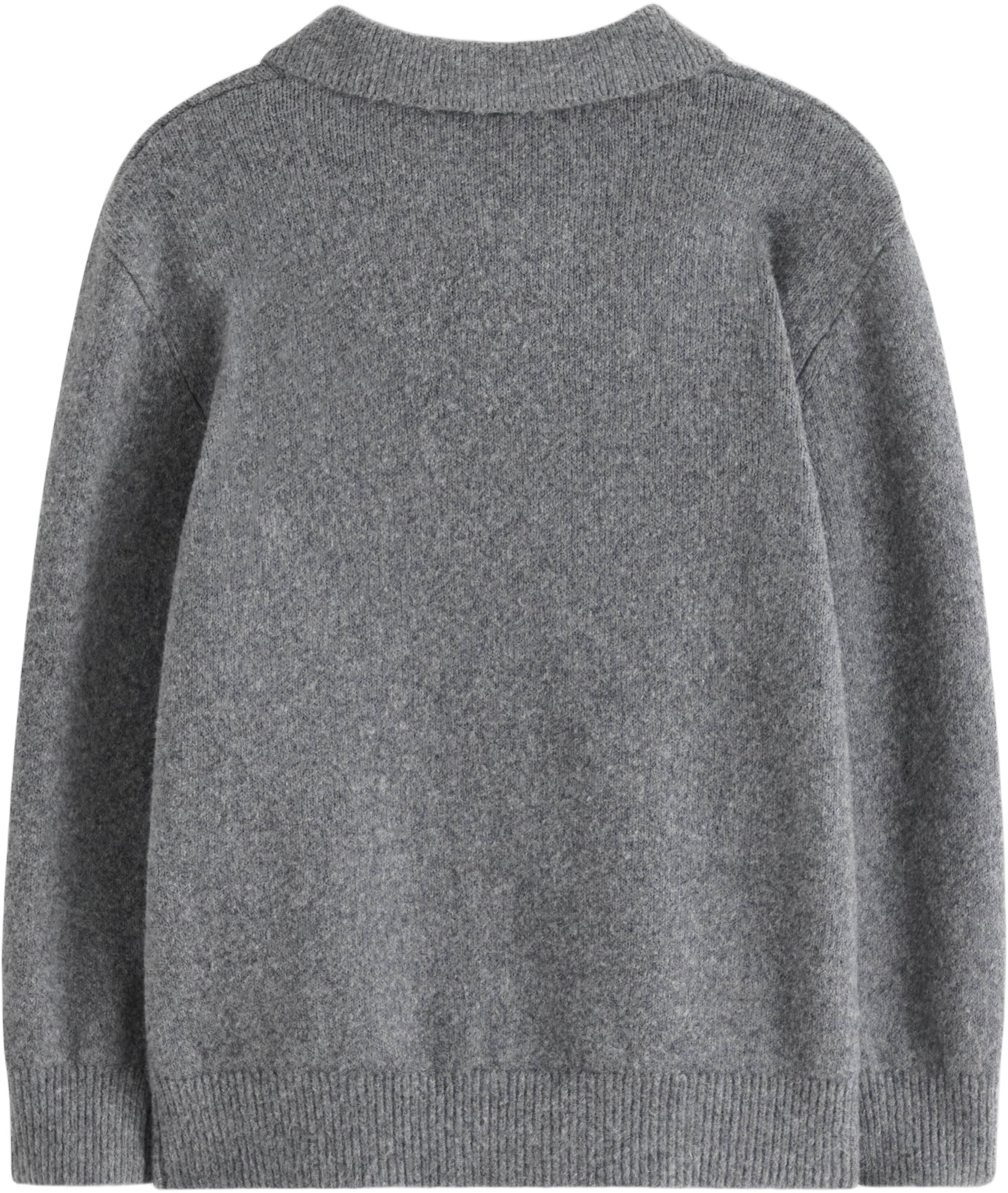 Finstrikket genser med krage og kna