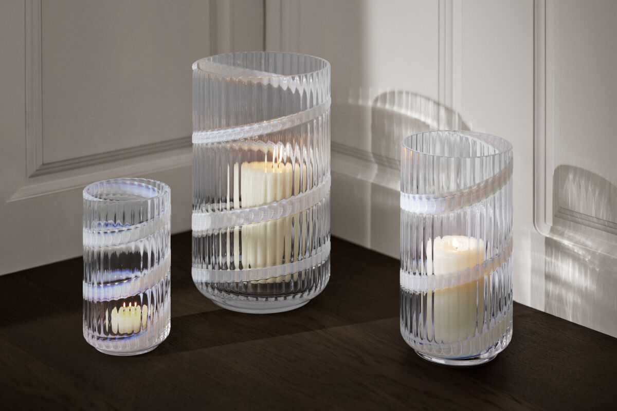 Lyngby Vase H20. 5 cm swirl hvid mundbl&aelig;st glas