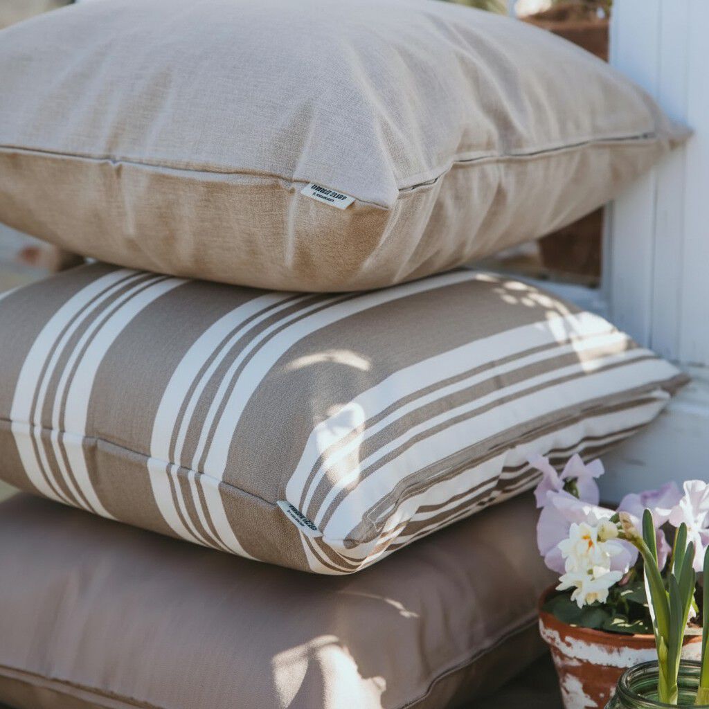 Fossflakes utomhuskudde 50x50 cm. Gr&aring; randig