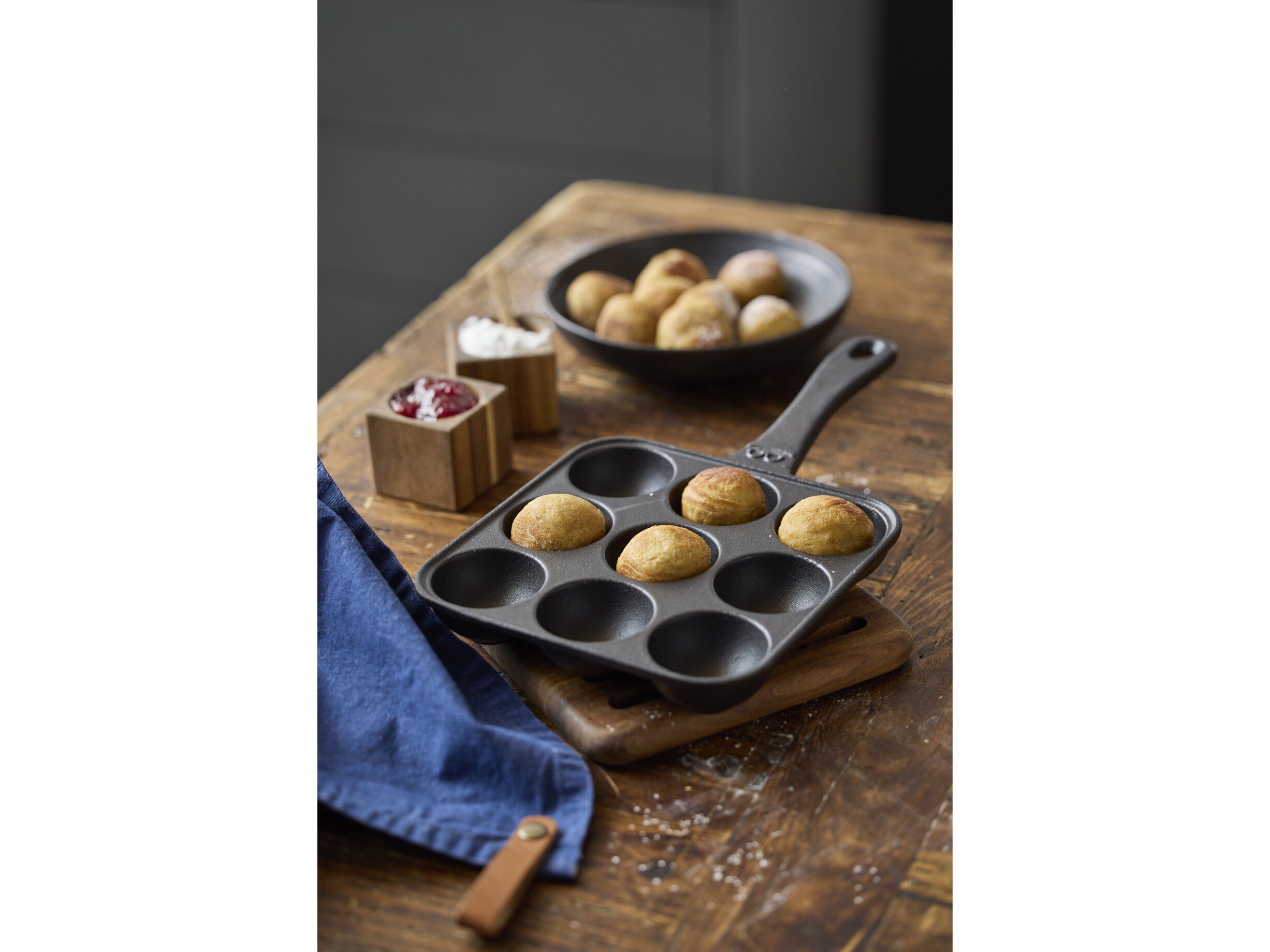 Munkpanna med 9 h&aring;l i gjutj&auml;rn