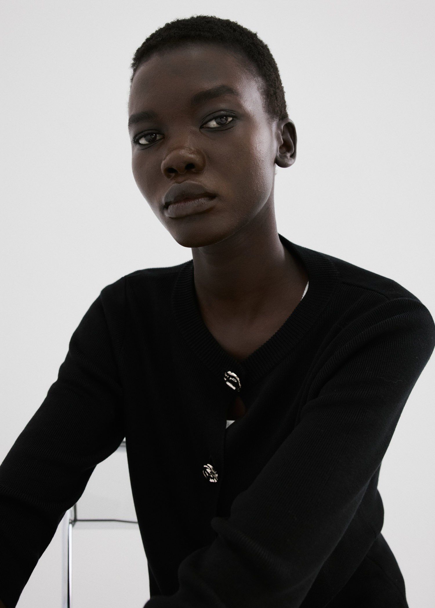 Knitted cardigan with jewel button