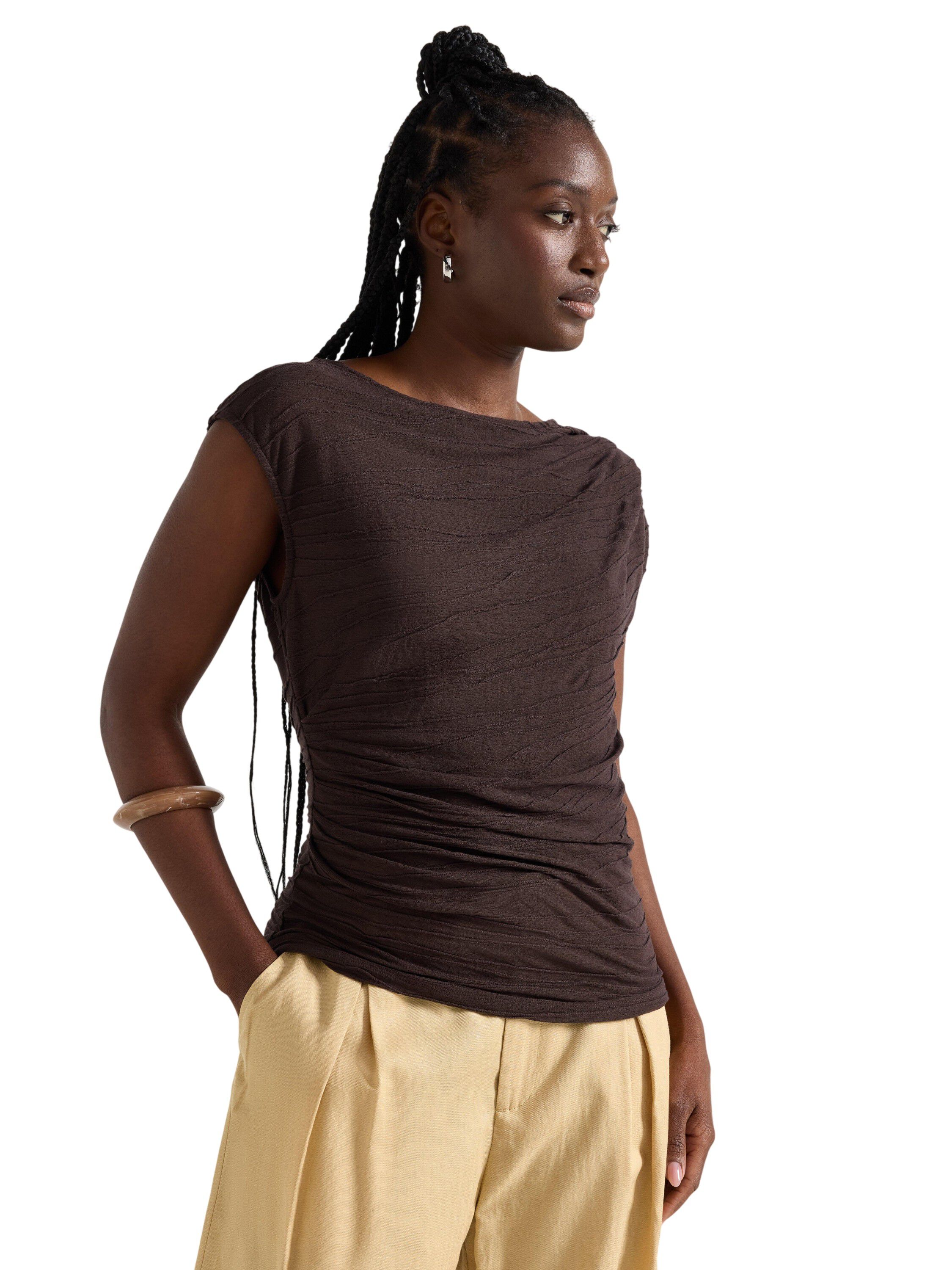 Ermel&oslash;s topp med rynker langs siden