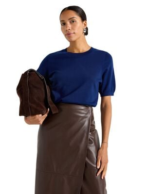 Finstrikket top med rund halsudsk&aelig;r