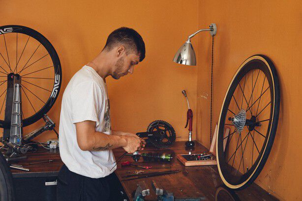 BL7 Wall Lamp - &oslash;16 (Base: Chrome, Shade: Bone China)