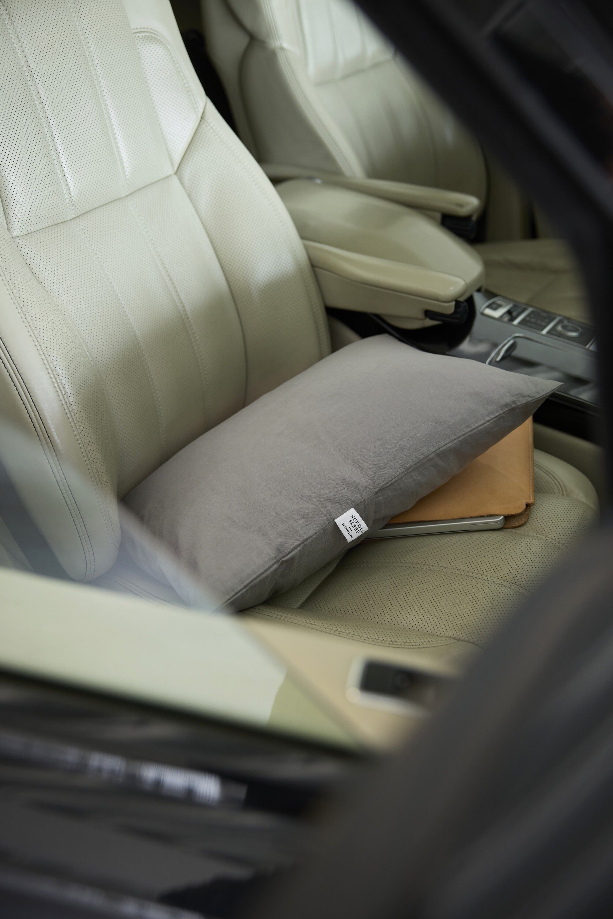 Nordic Sleep Travel Pillow 35x50 cm inkl. &ouml;rngott