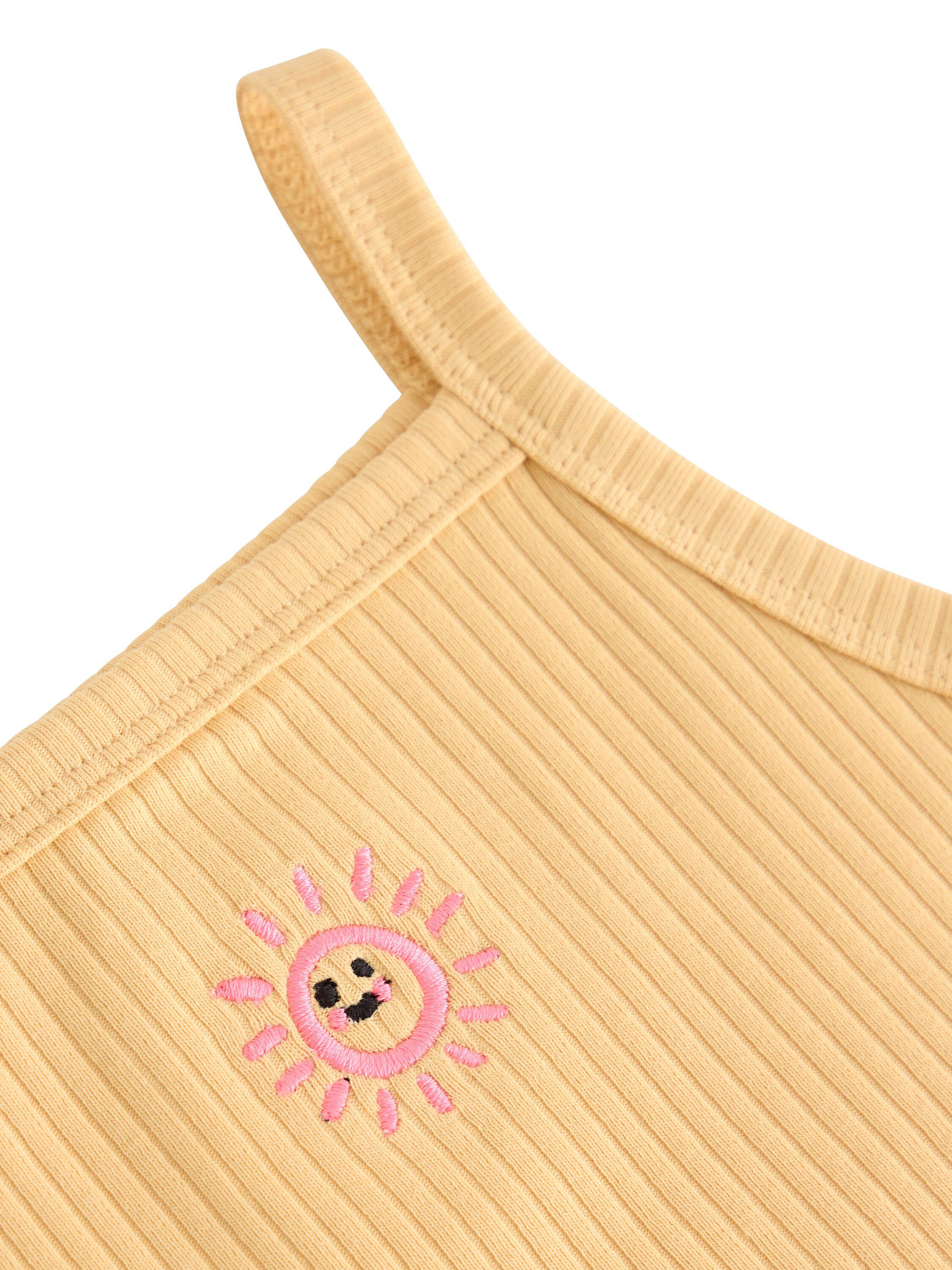 Ribbet singlet med et lite broderi