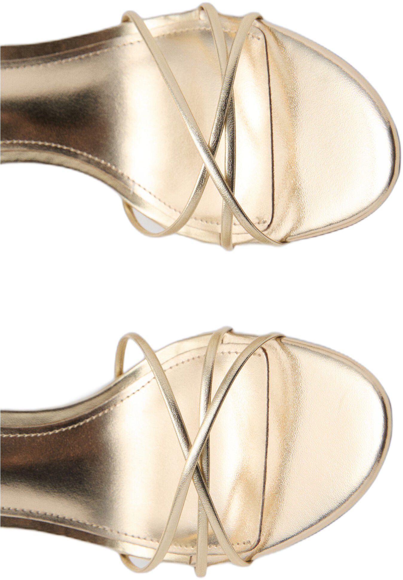 Heeled sandal with crossed straps