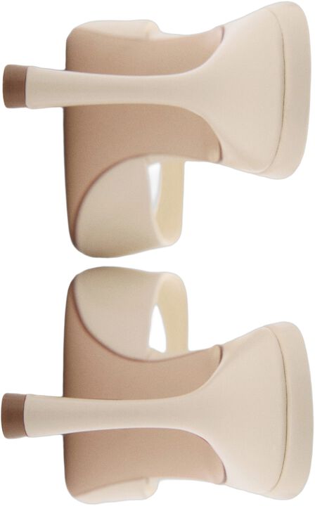 Open-toed heeled sandal with pointe
