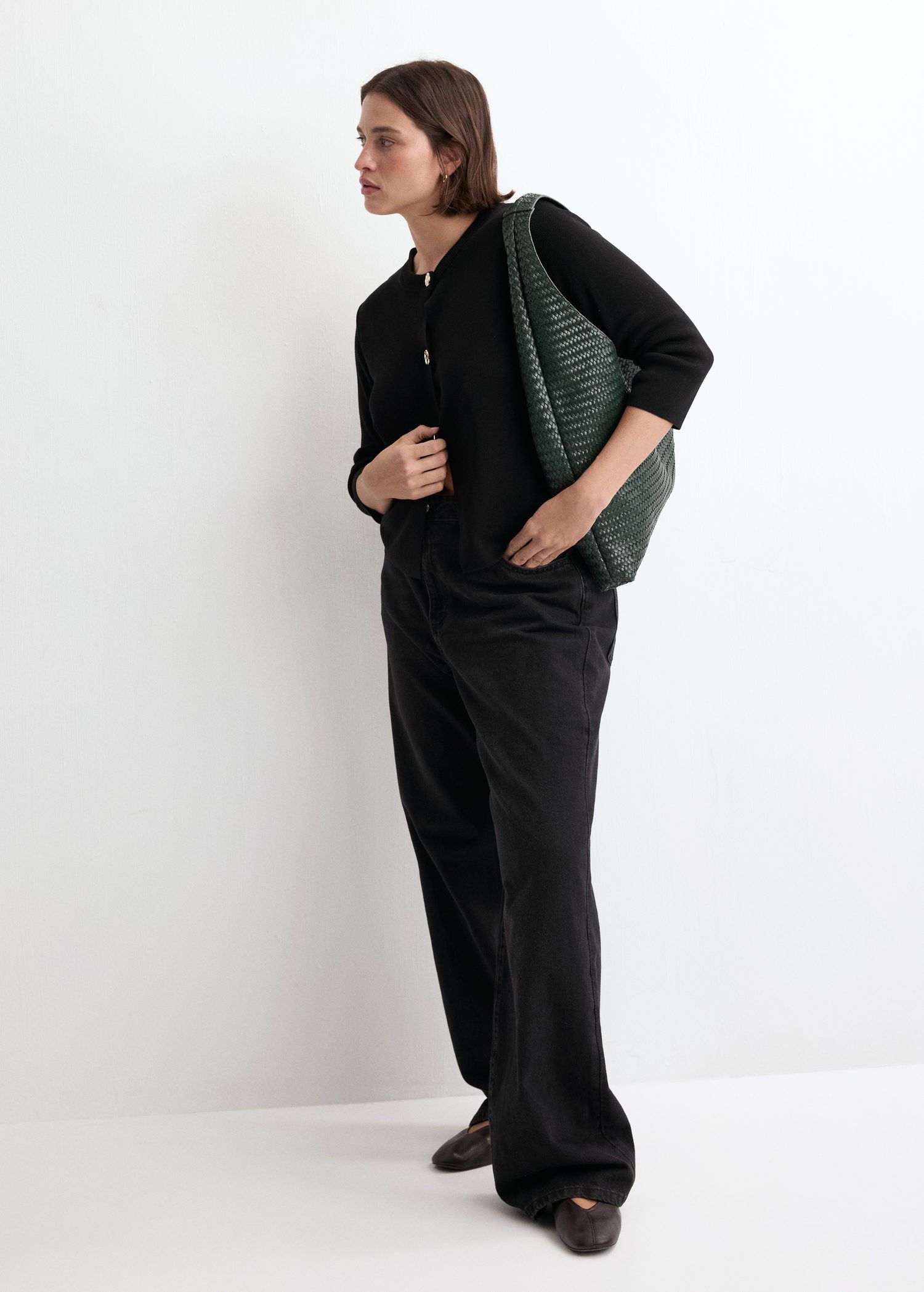 Knitted cardigan with jewel button