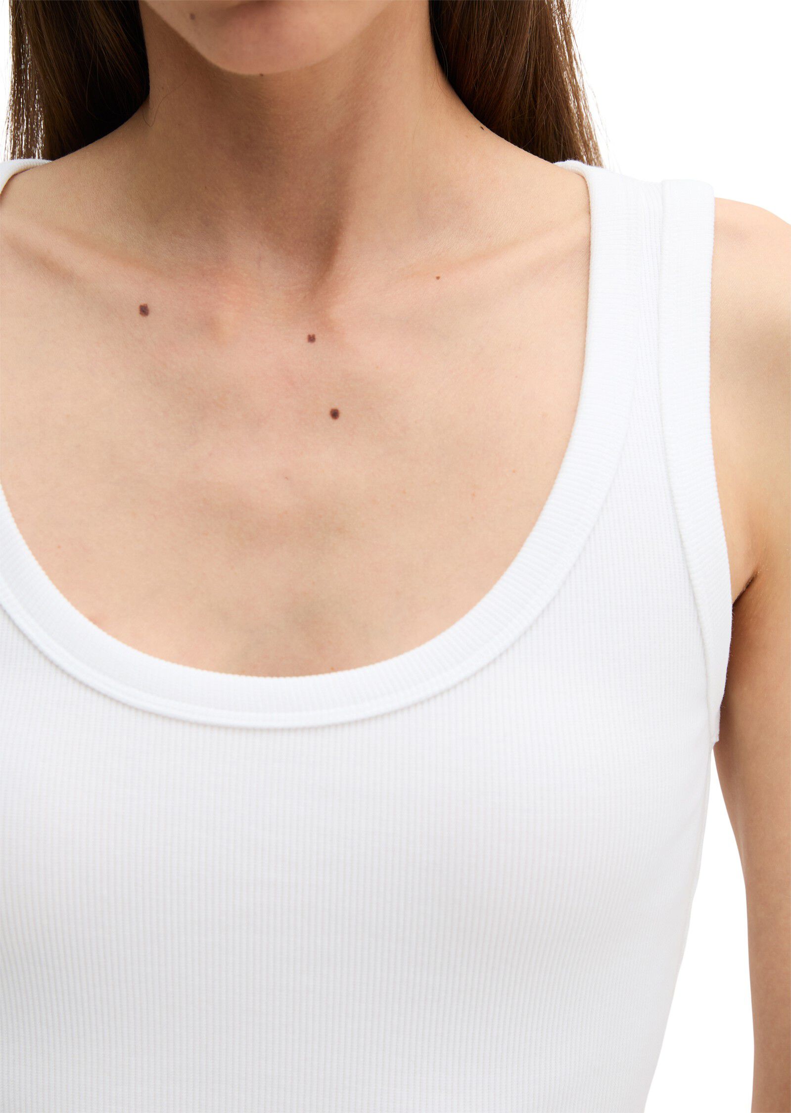 Top, deep round neck