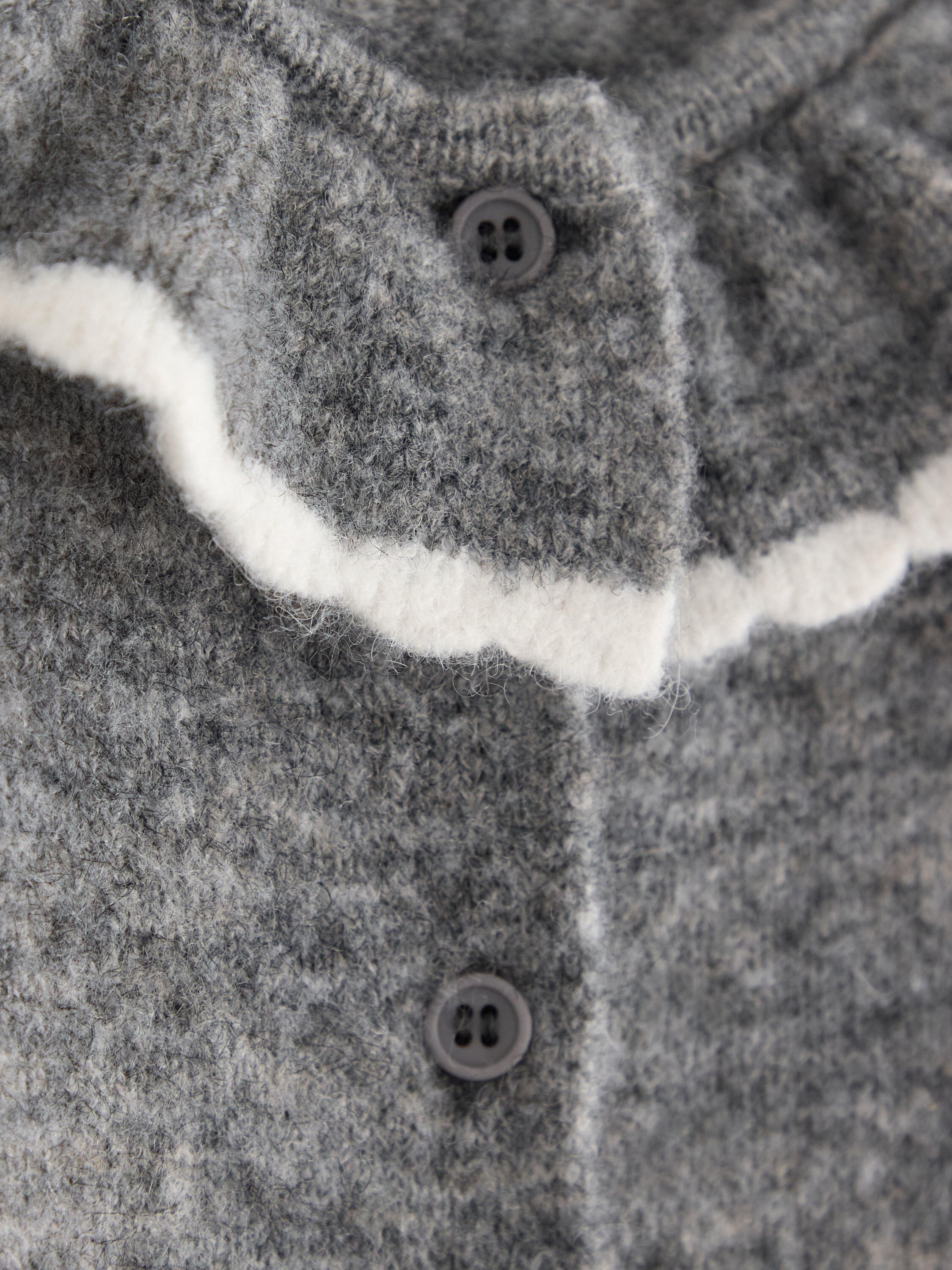 Strikket cardigan med krage og knap