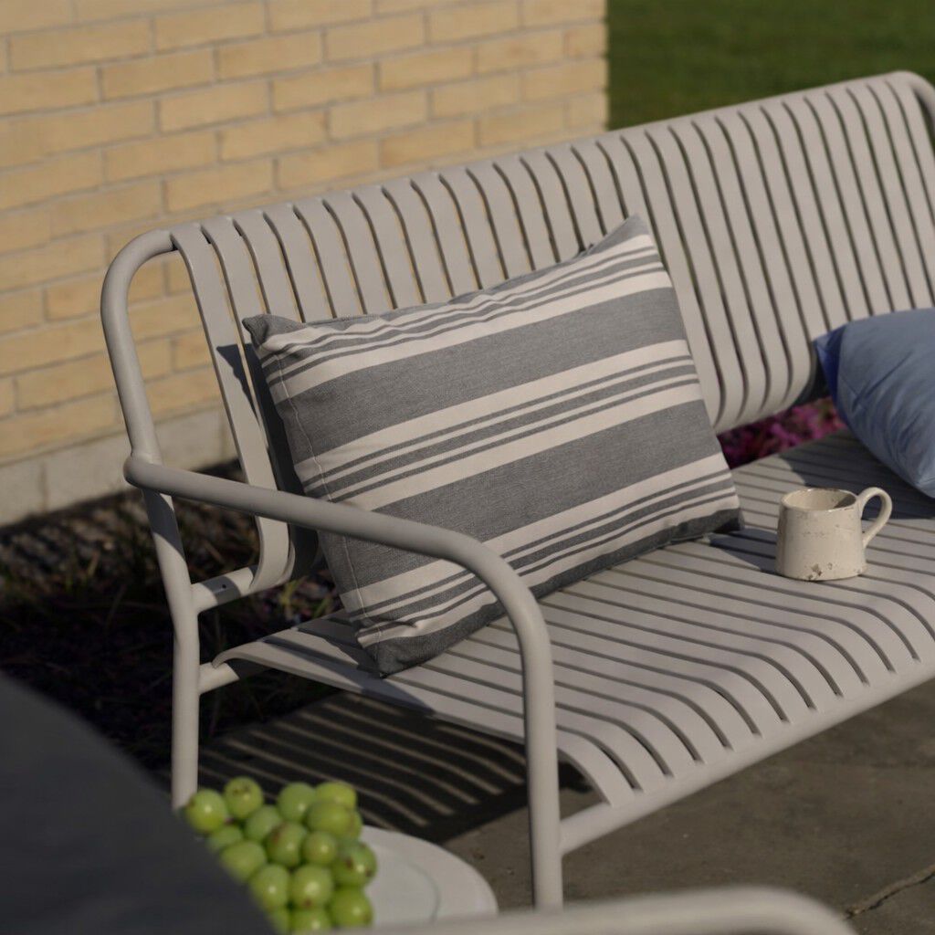 Fossflakes utomhuskudde 40x60 cm. Gr&aring; randig