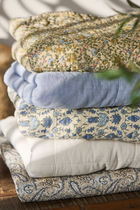 Quilt naturfarvet m/blåt mønster