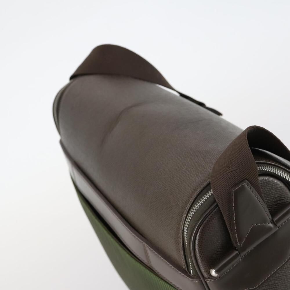 Louis Vuitton Taiga Kendall