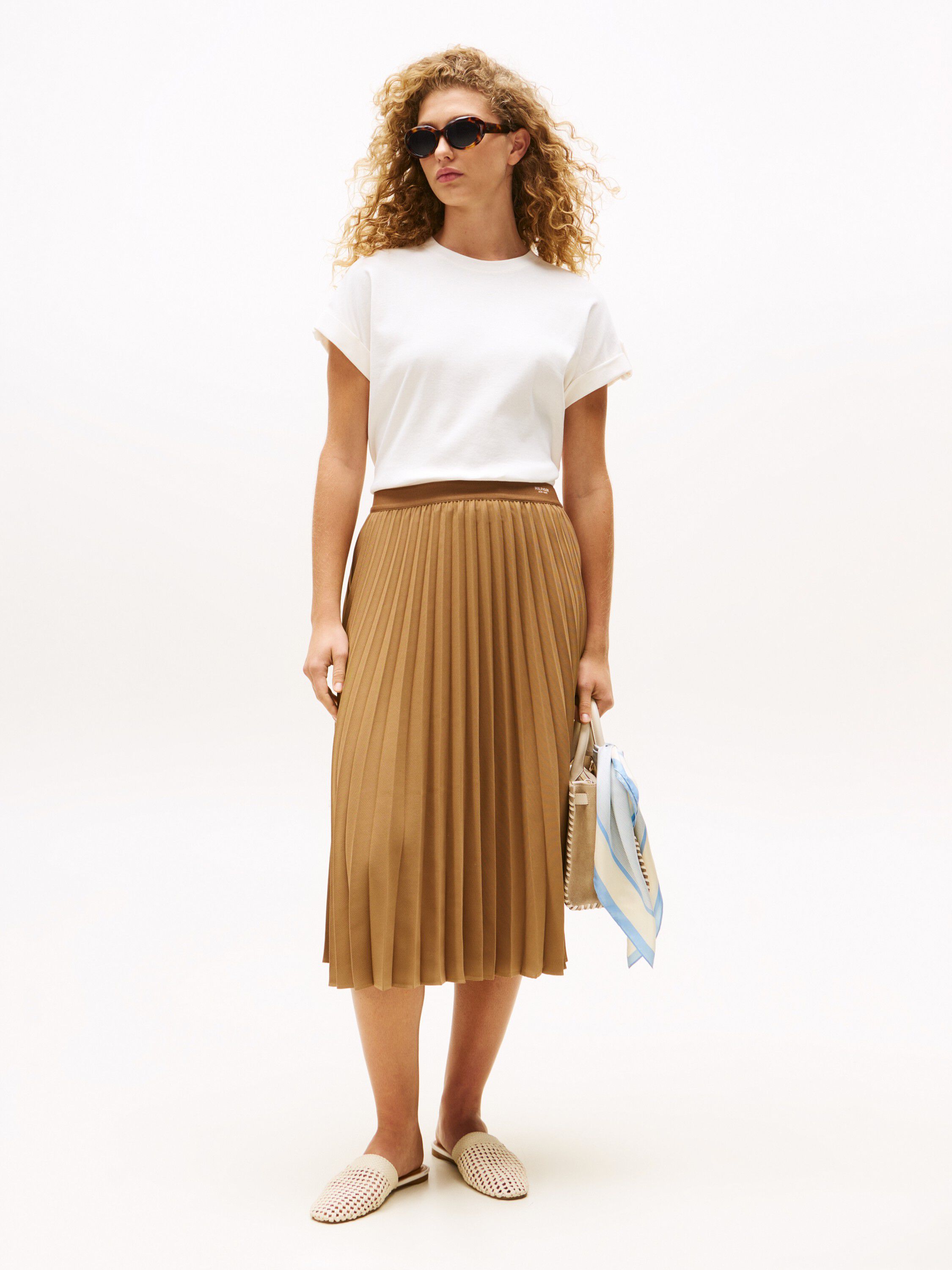 GOLD BUTTON MDRN C-NK SS TEE