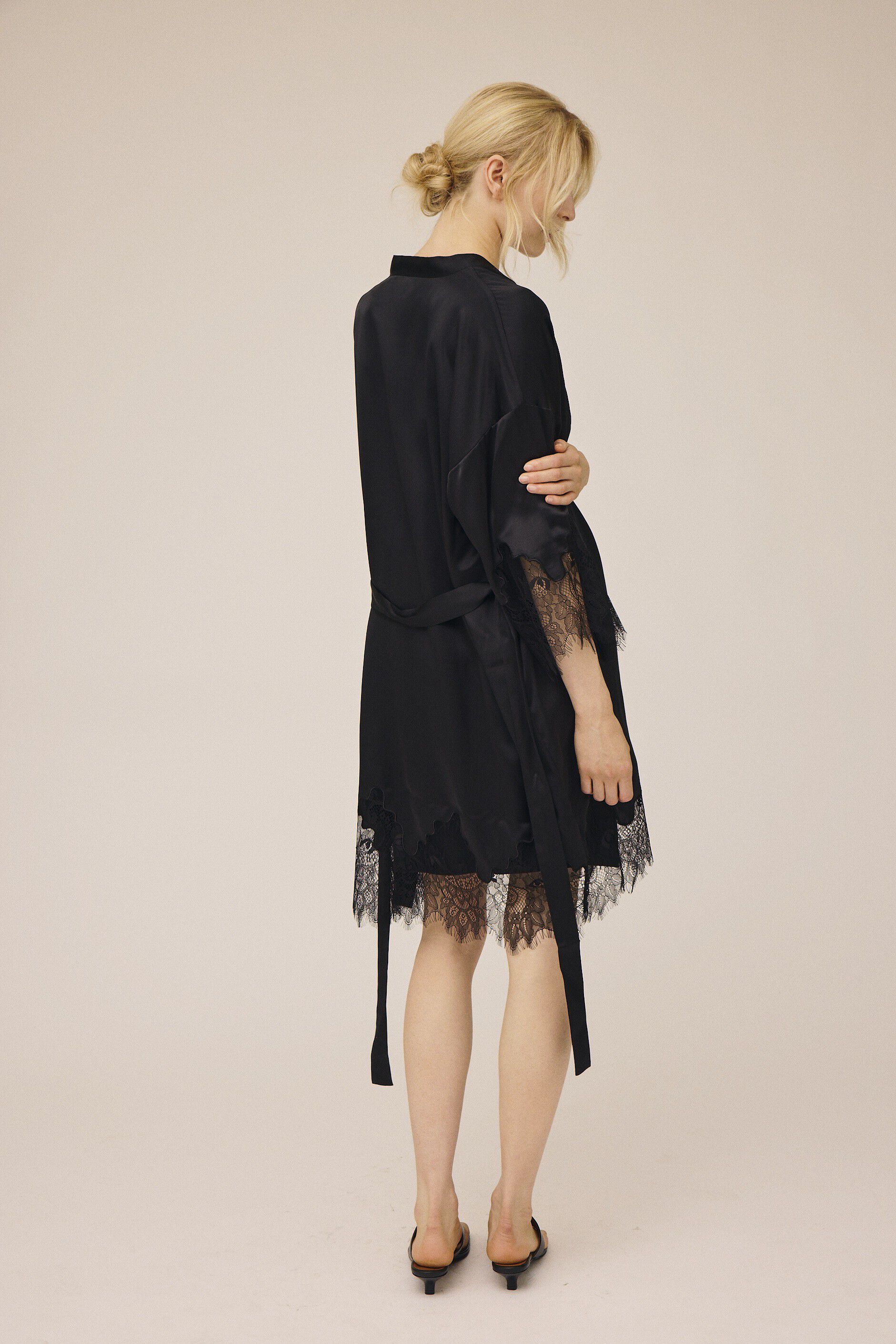 Moon 6 G - Short Kimono w. Lace, 100% Silk
