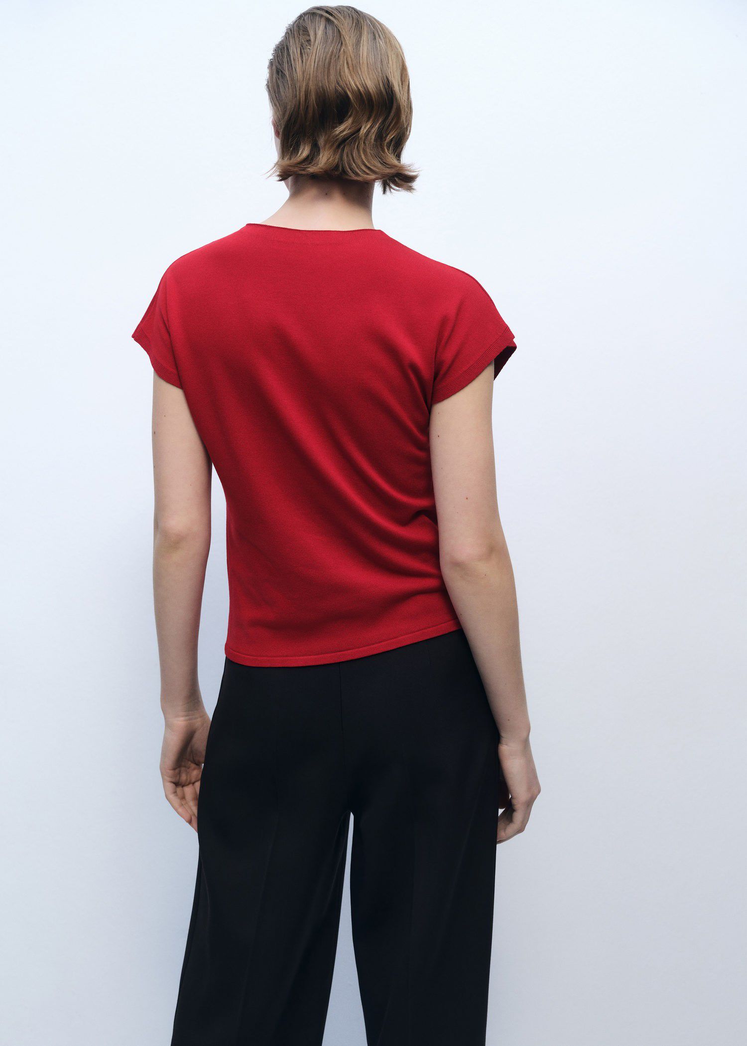 Sleeveless fine knit sweater