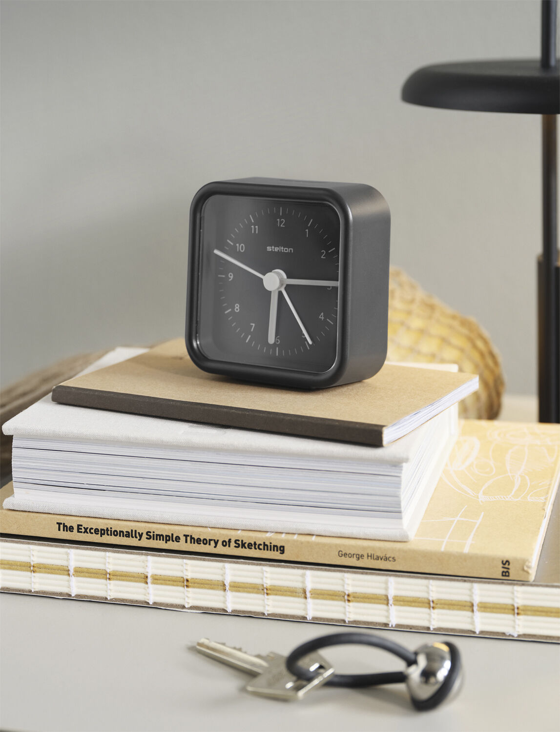 Okiru v&auml;ckarklocka black