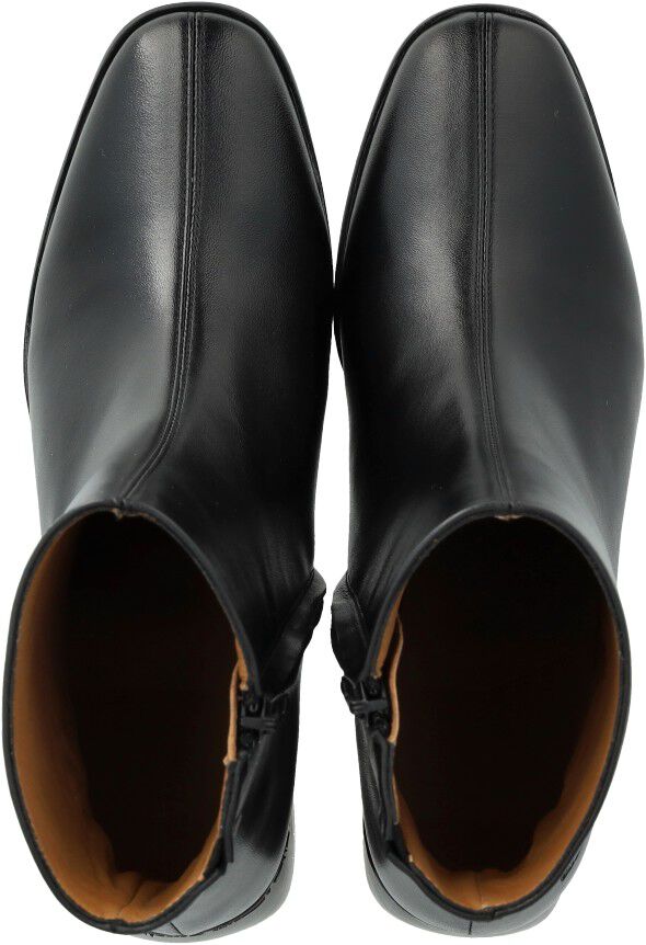 St&oslash;vlet med skulpturel sort tr&aelig;h&aelig;l