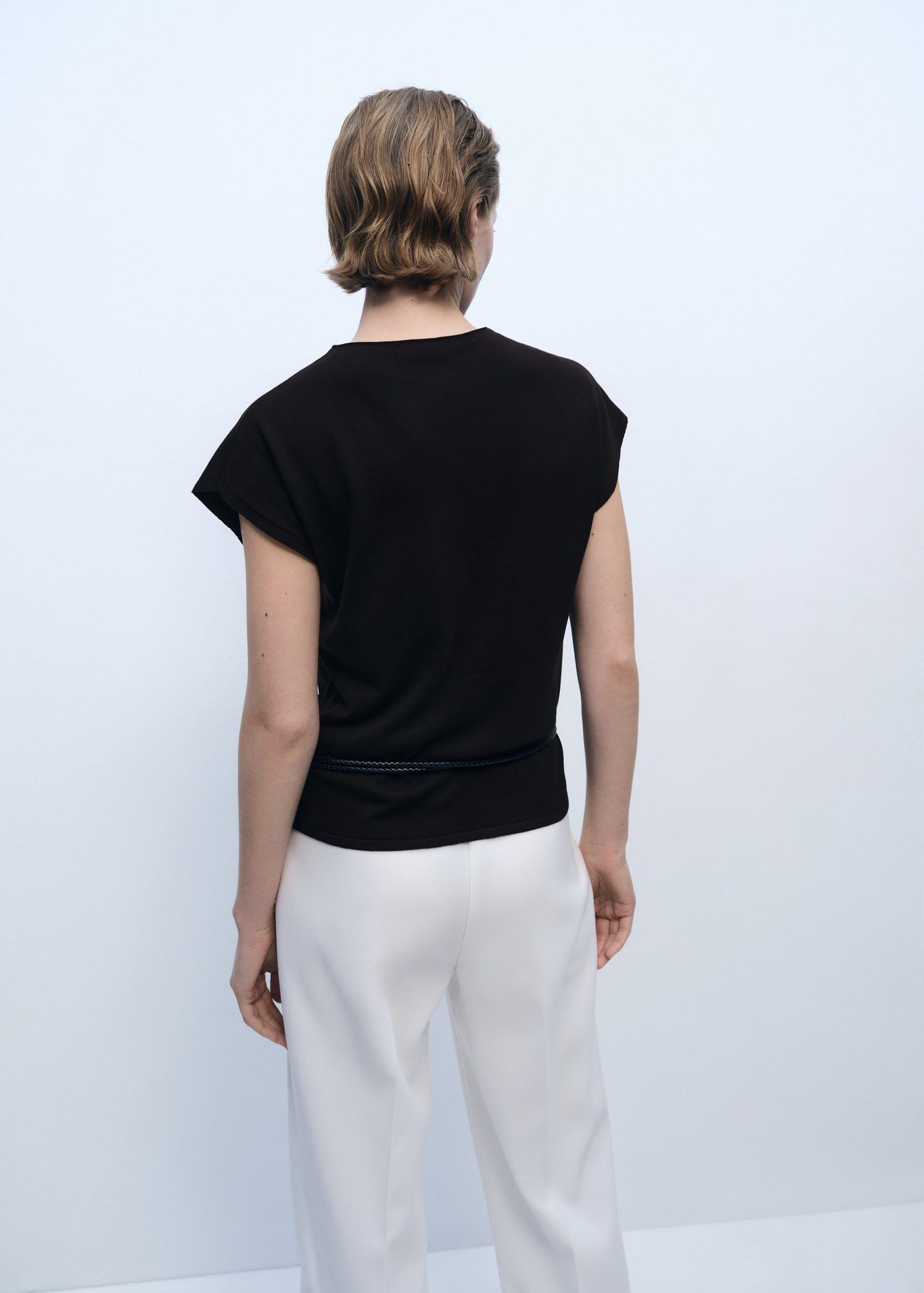 Sleeveless fine knit sweater