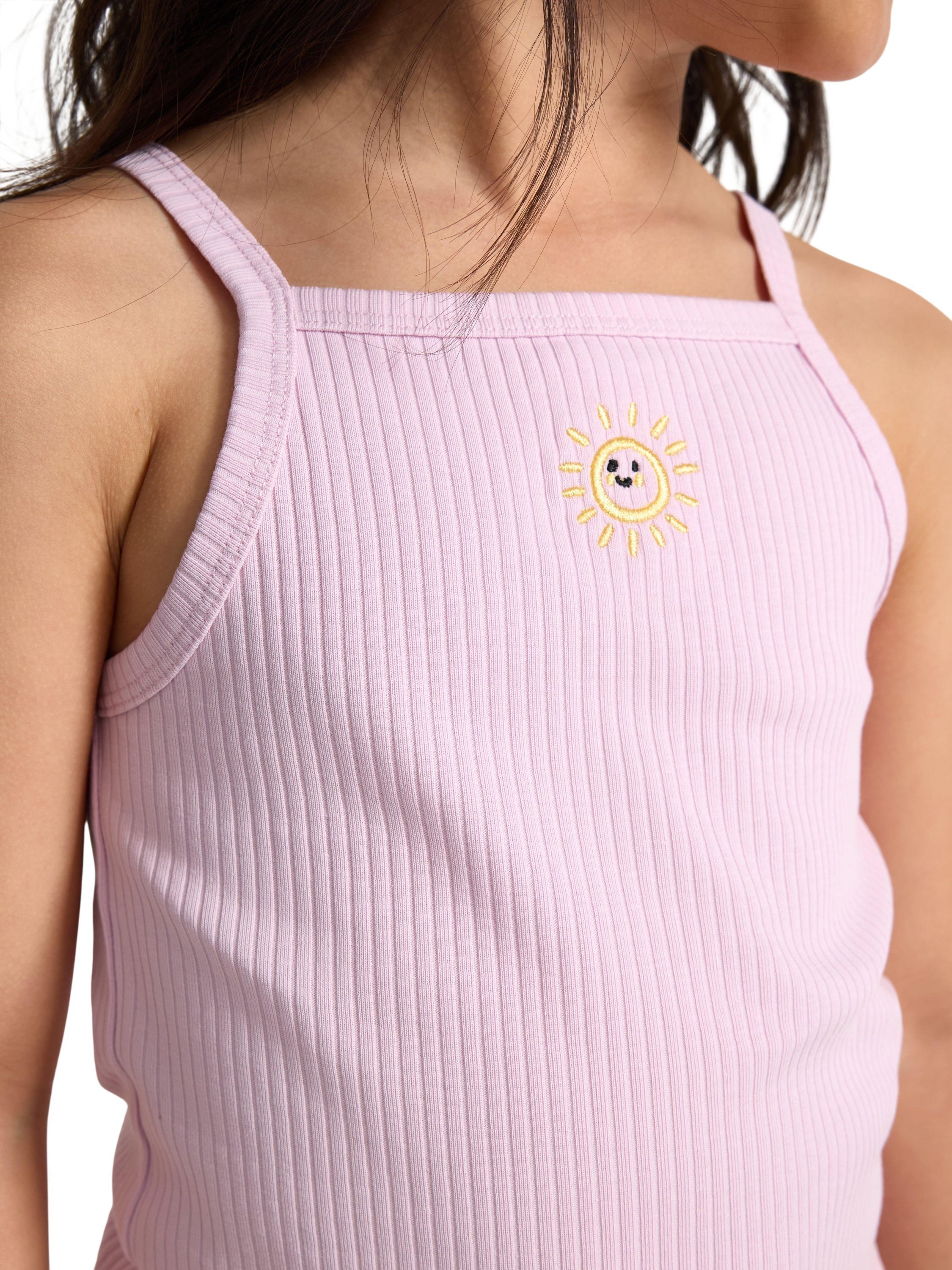 Ribbet singlet med et lite broderi