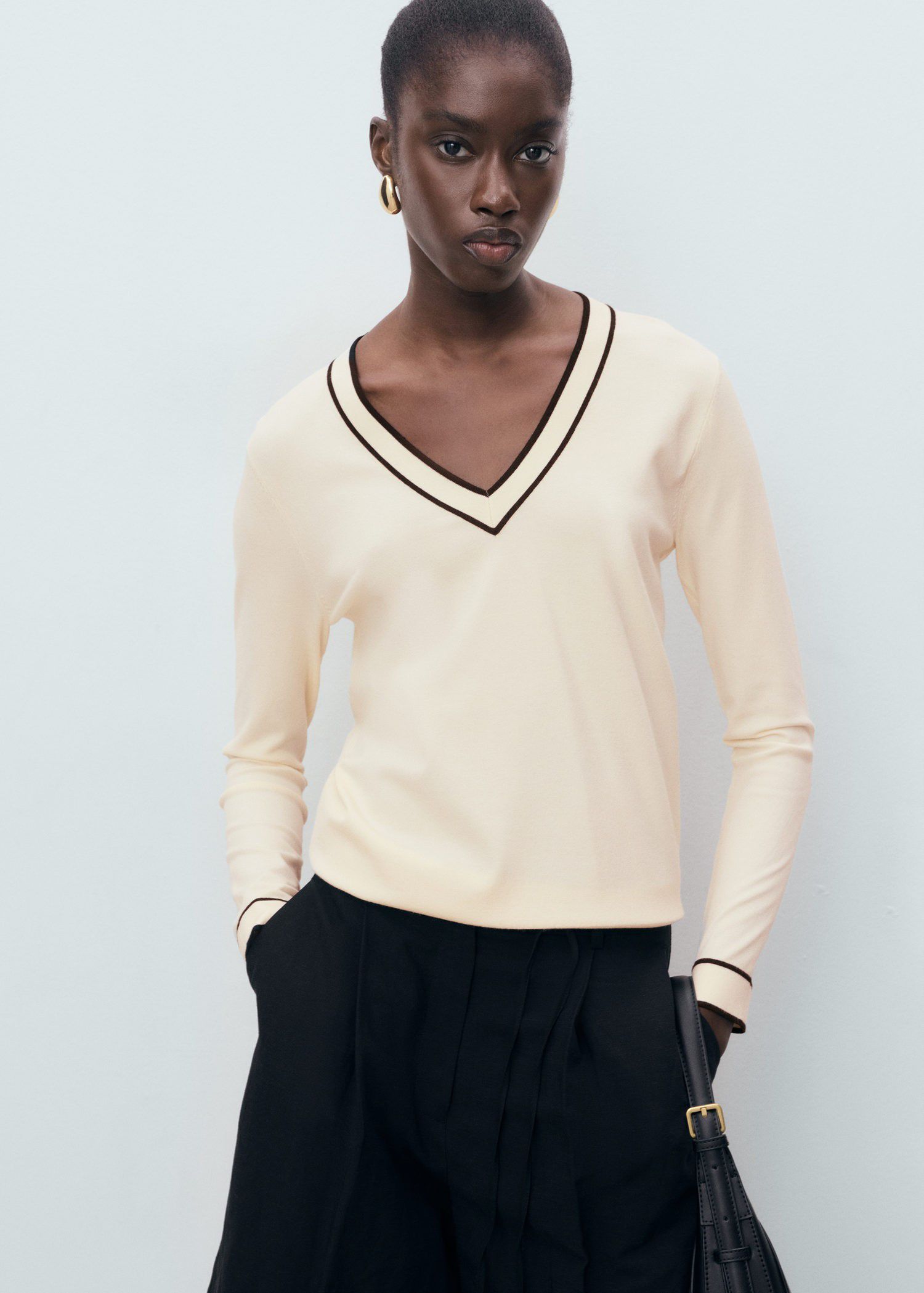 Contrasting V-neck sweater