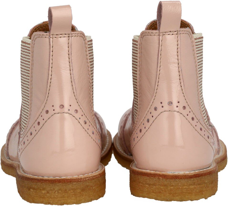 Chelsea st&oslash;vle med dekorativt brogue hulm&oslash;nster