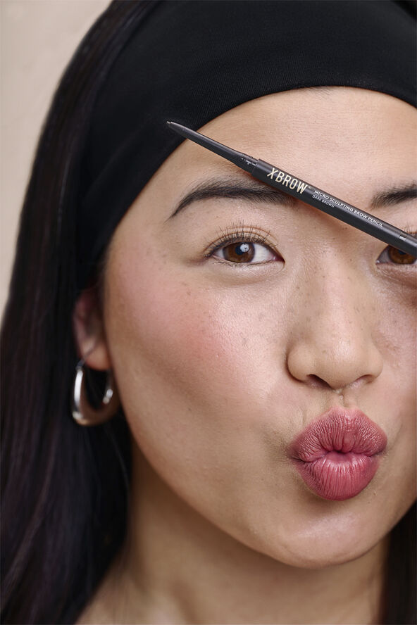 Micro-sculpting brow pencil