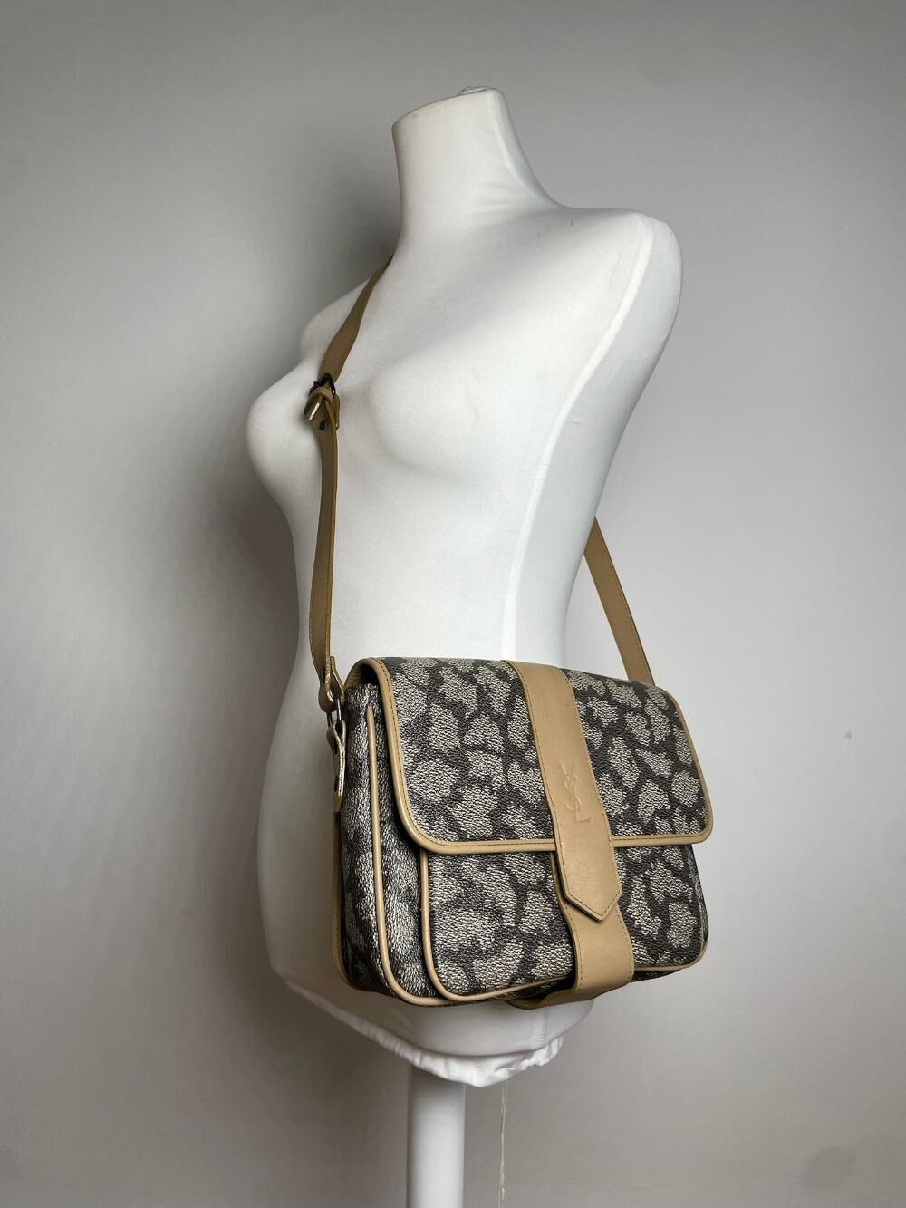 Yves Saint Laurent Shoulder Bag