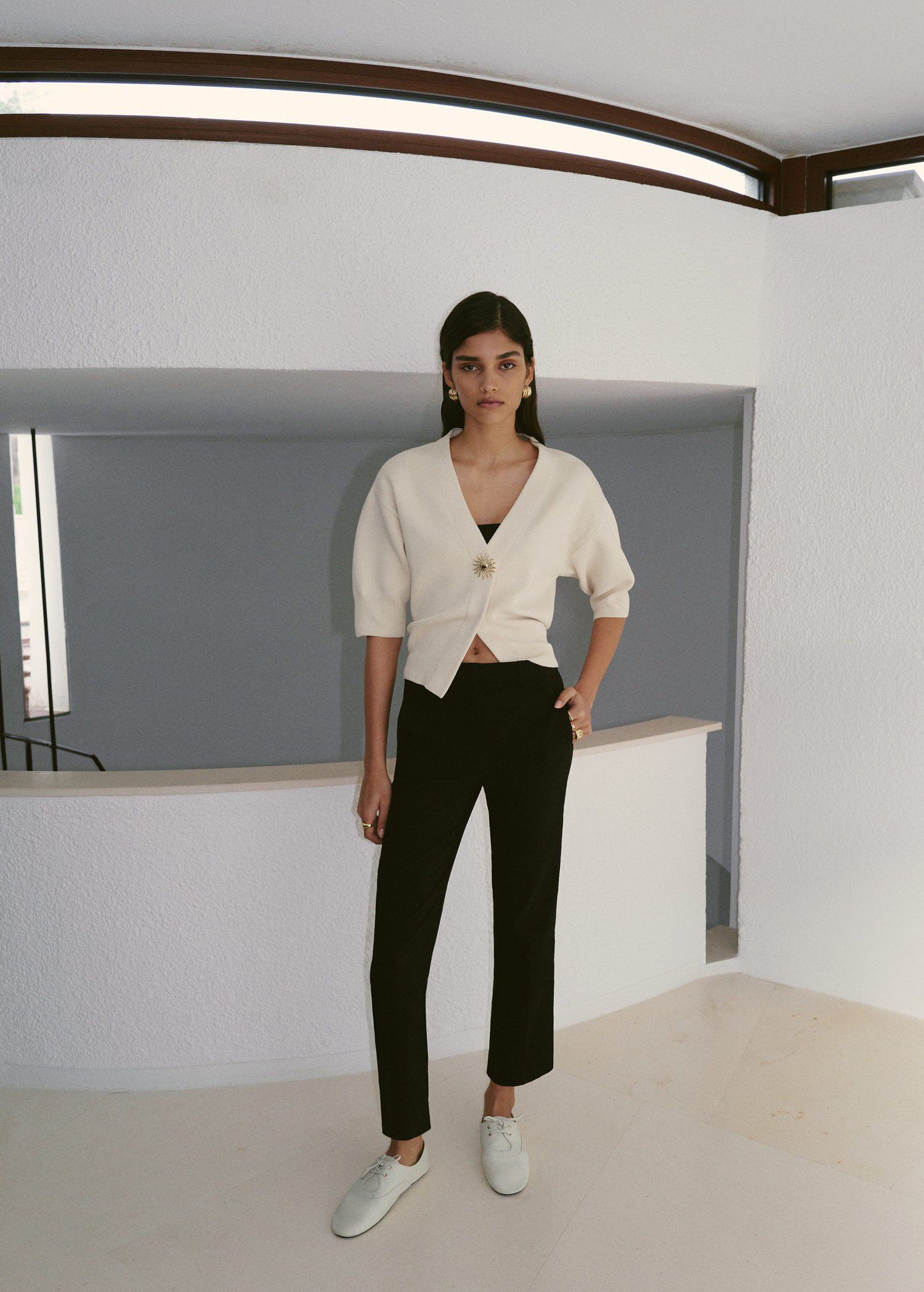 Knitted cardigan with jewel button