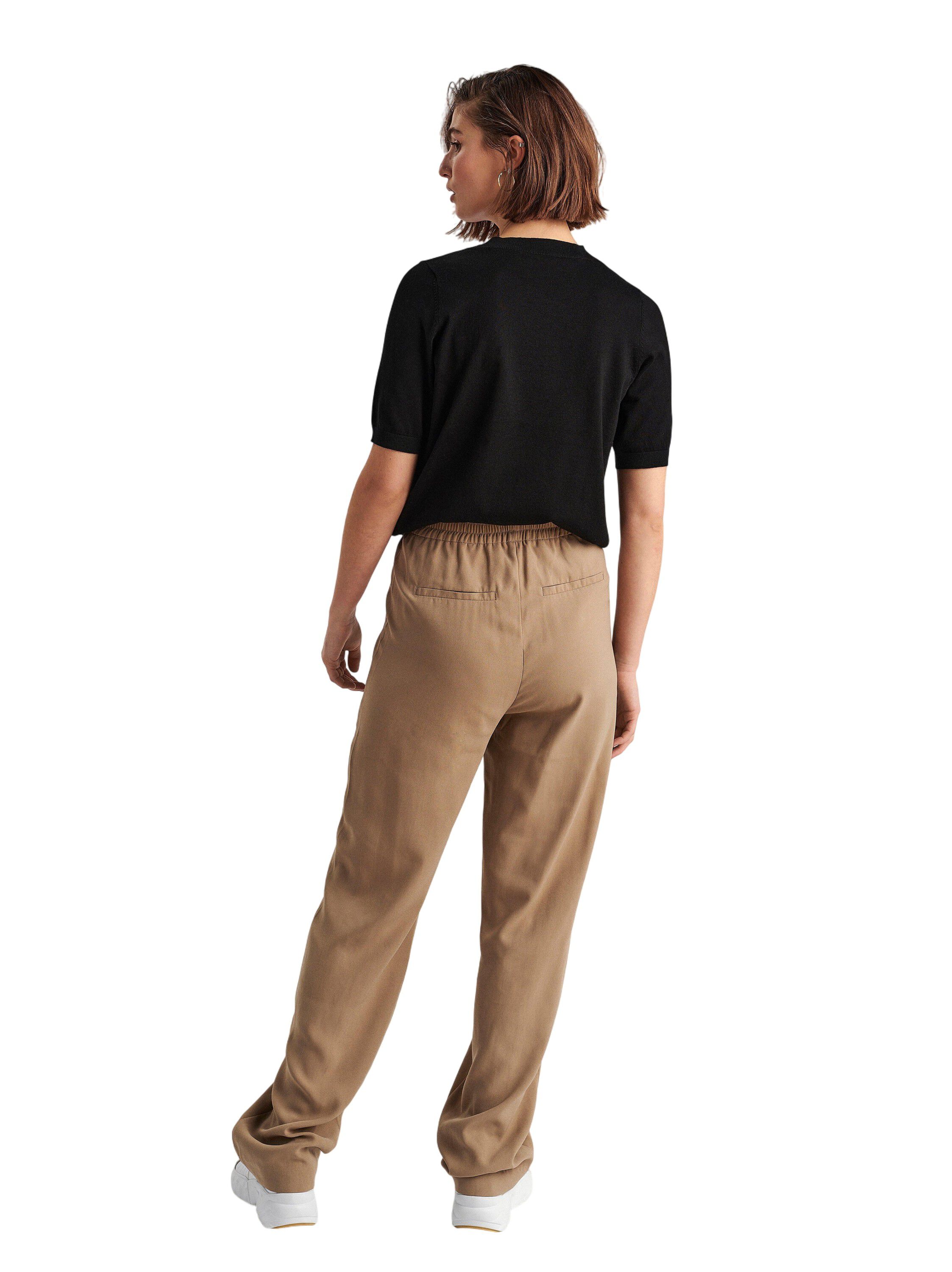 Fine-knitted top with round necklin