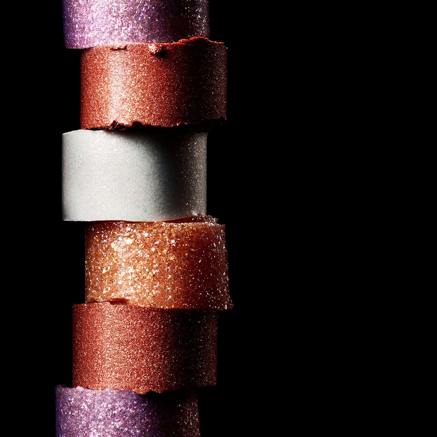 En multifunktionell highlighter med genomskinlig struktur, f&ouml;rst&auml;rkt m