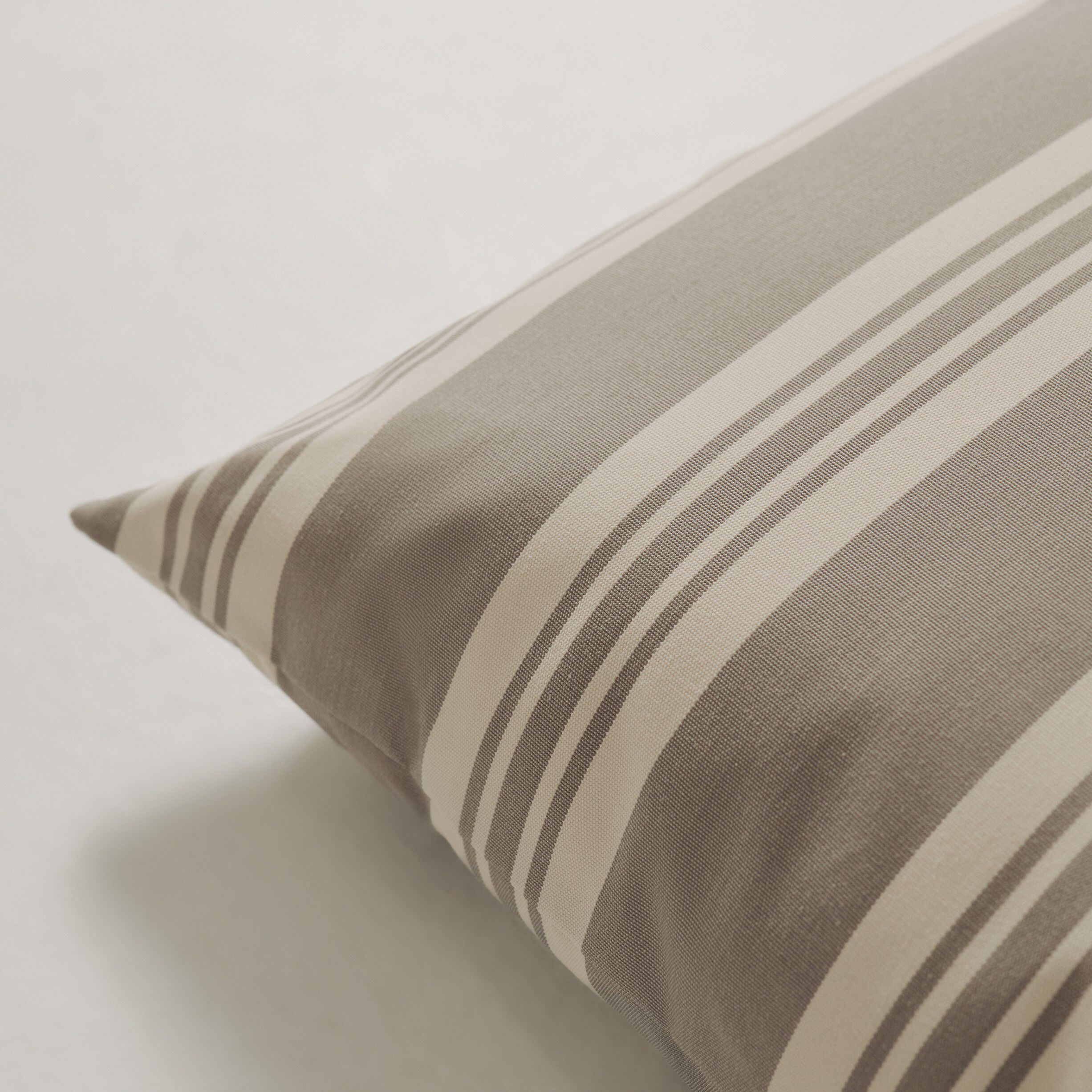 Fossflakes utomhuskudde 50x50 cm. Gr&aring; randig