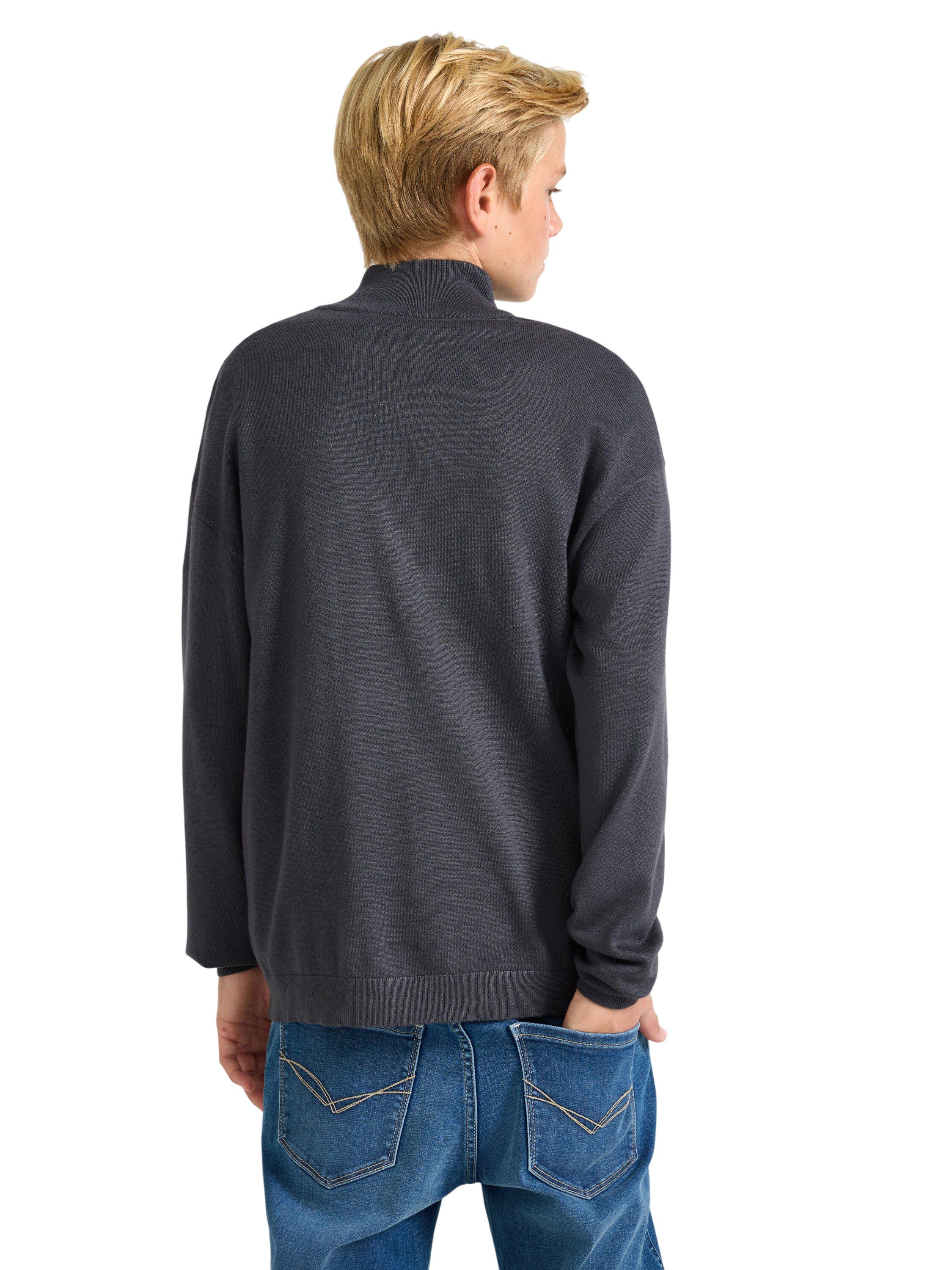 Soft knitted jumper with half-zip t