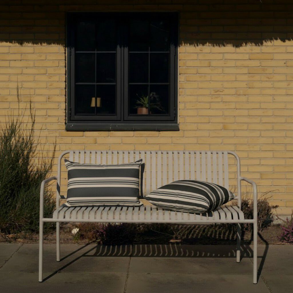 Fossflakes utomhuskudde 40x60 cm. M&ouml;rkbl&aring; randig