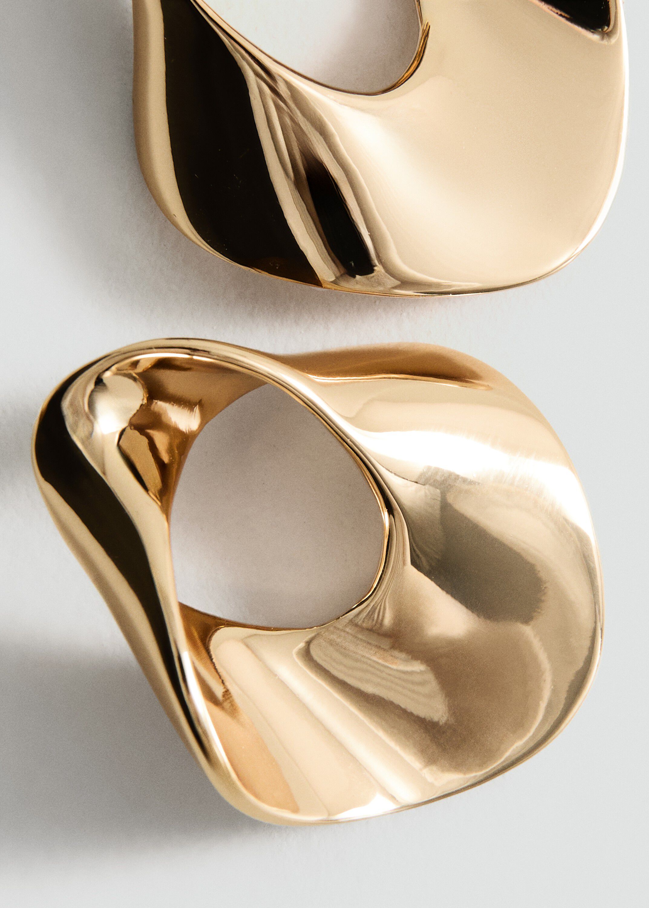 Earrings with relief design