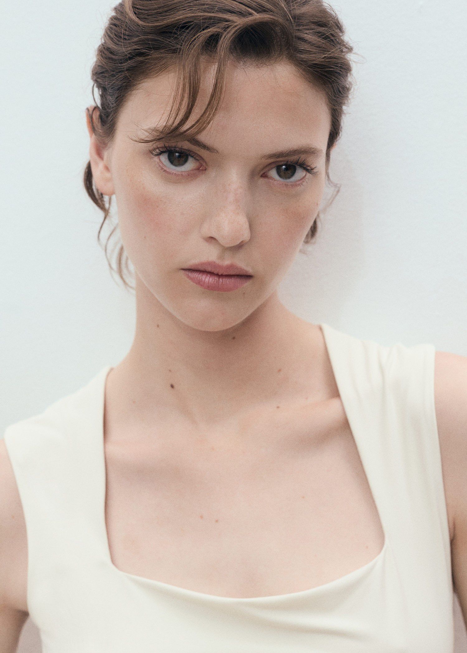 Fitted top with wide straps