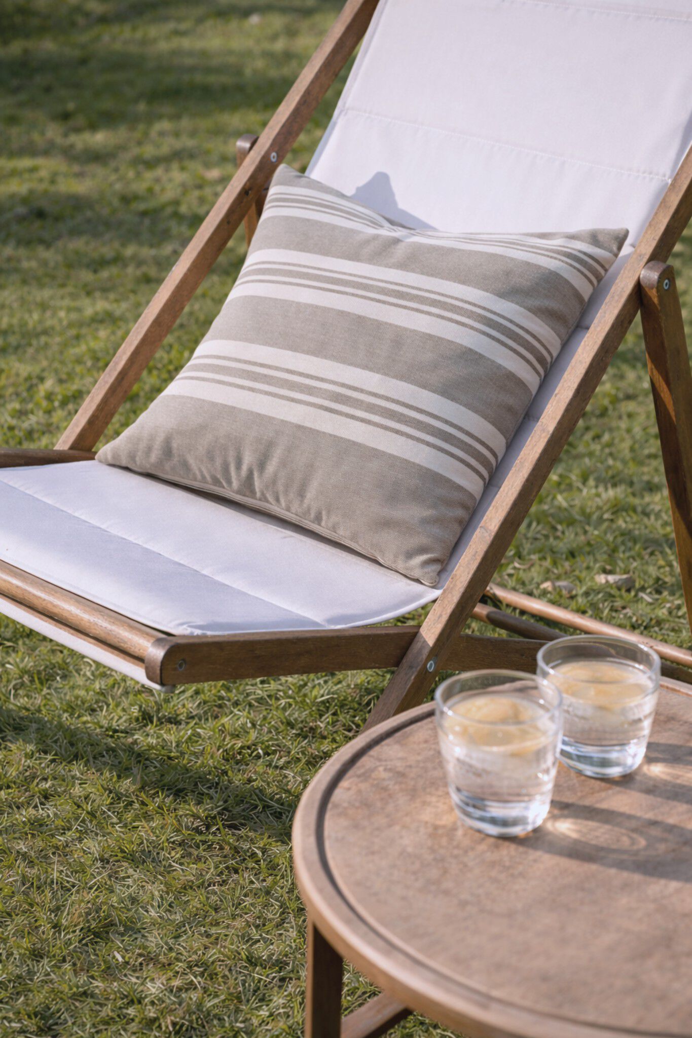 Fossflakes utomhuskudde 50x50 cm. Gr&aring; randig