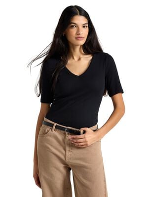 Ribbet top med korte &aelig;rmer, v-hals