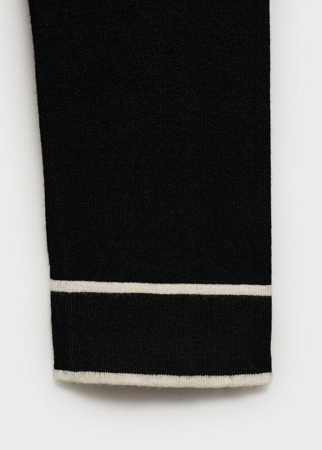 Contrasting V-neck sweater