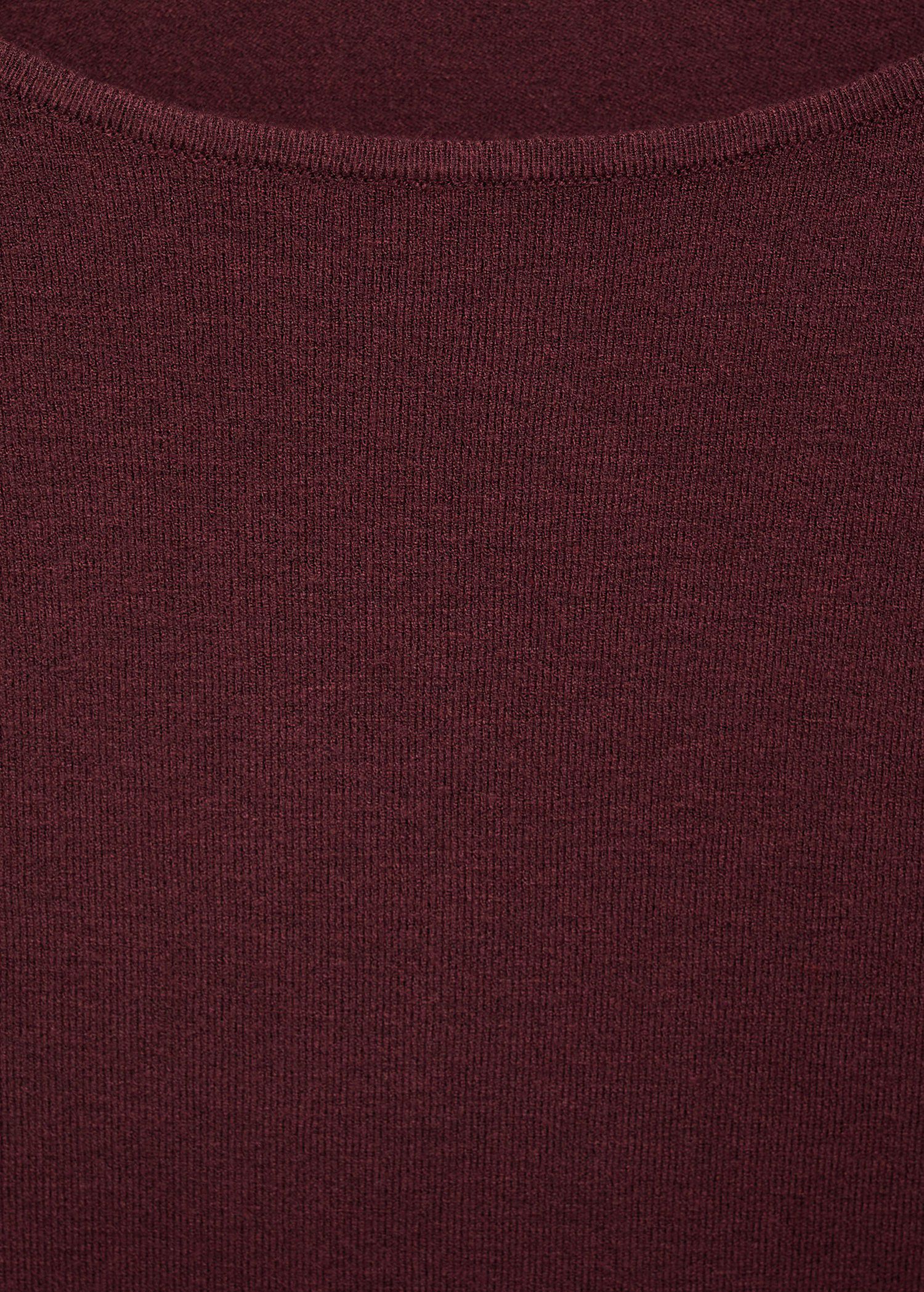 Long-sleeved fine-knit sweater