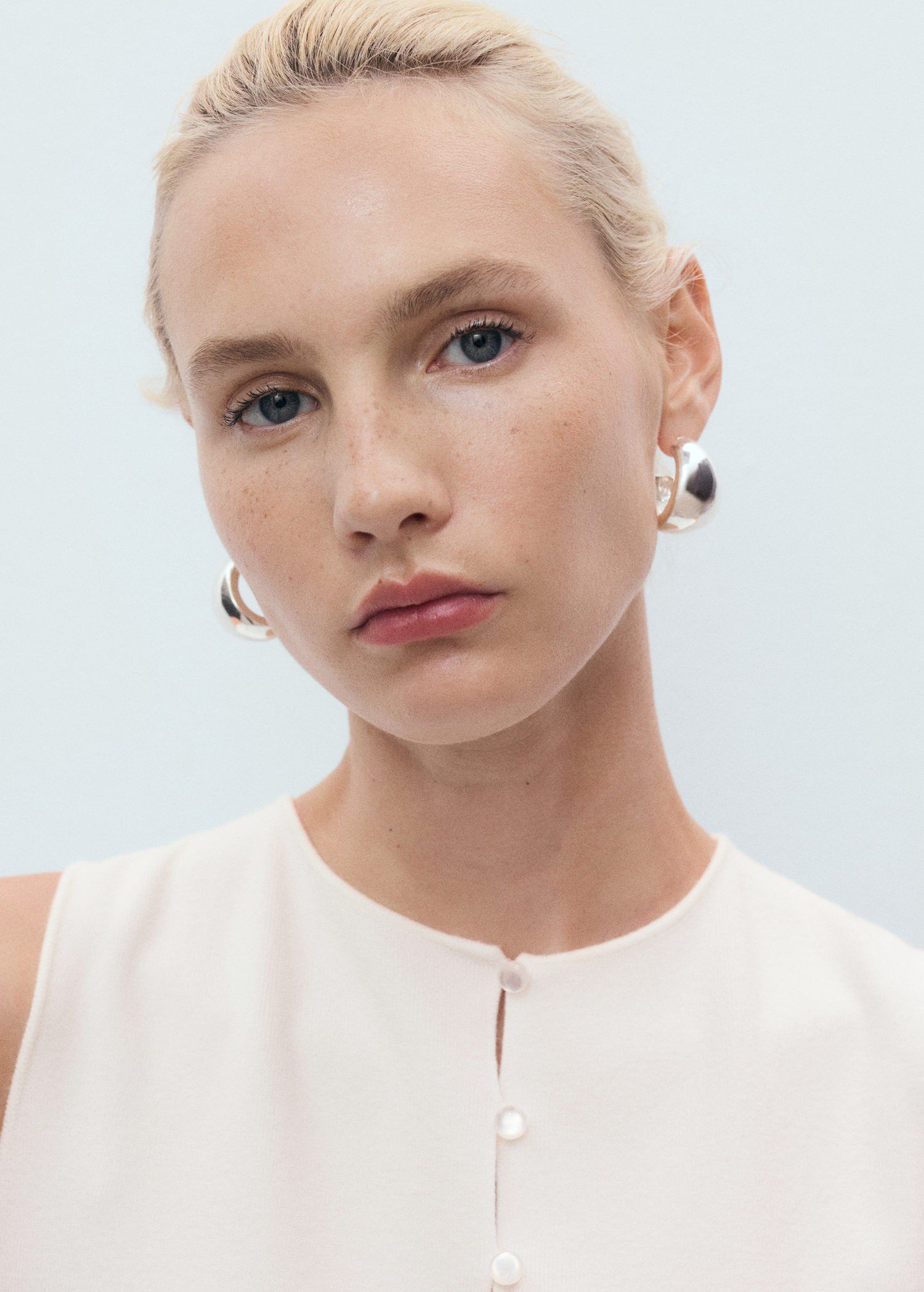 Fine-knit waistcoat with buttons