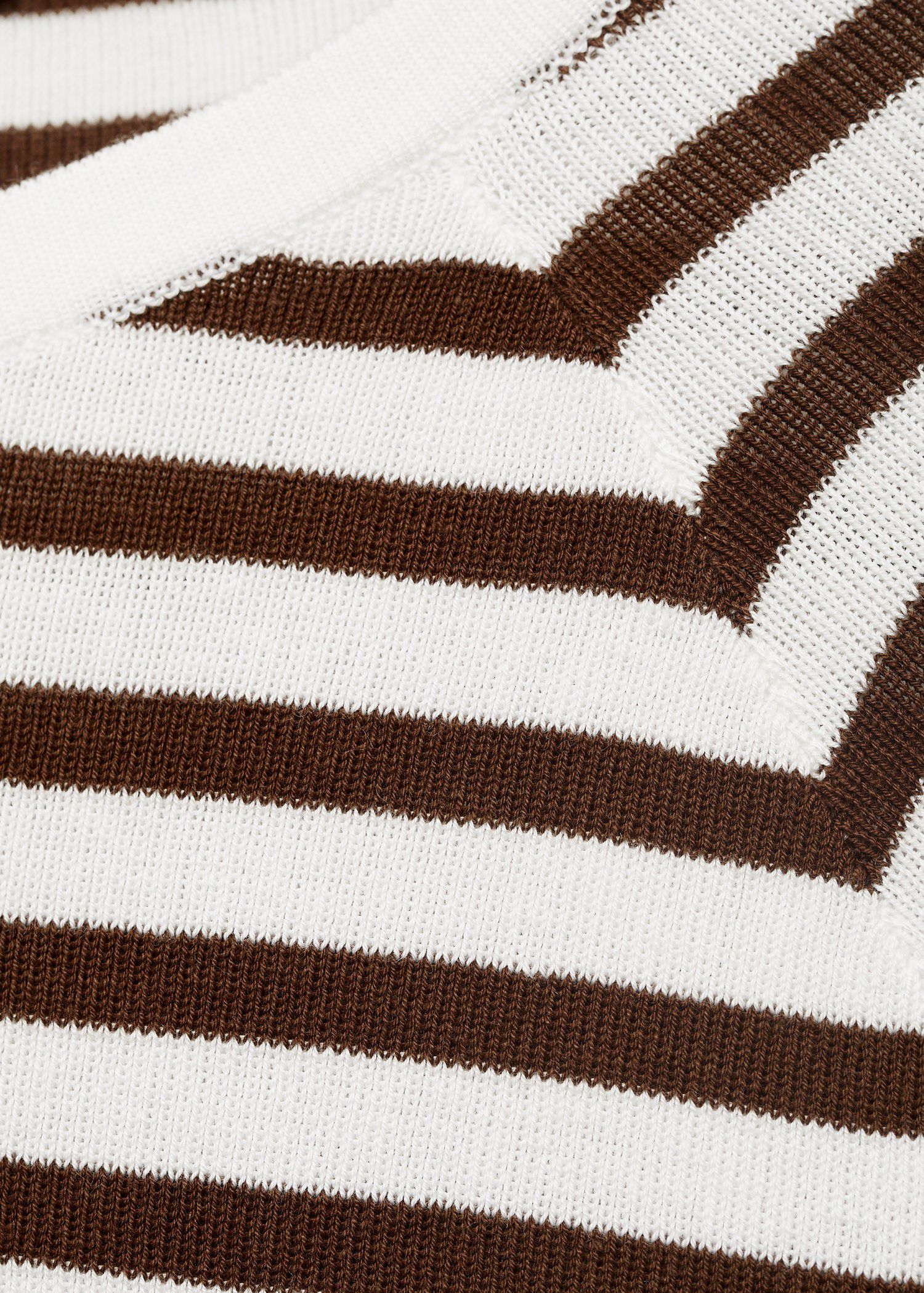 Long-sleeved fine-knit sweater