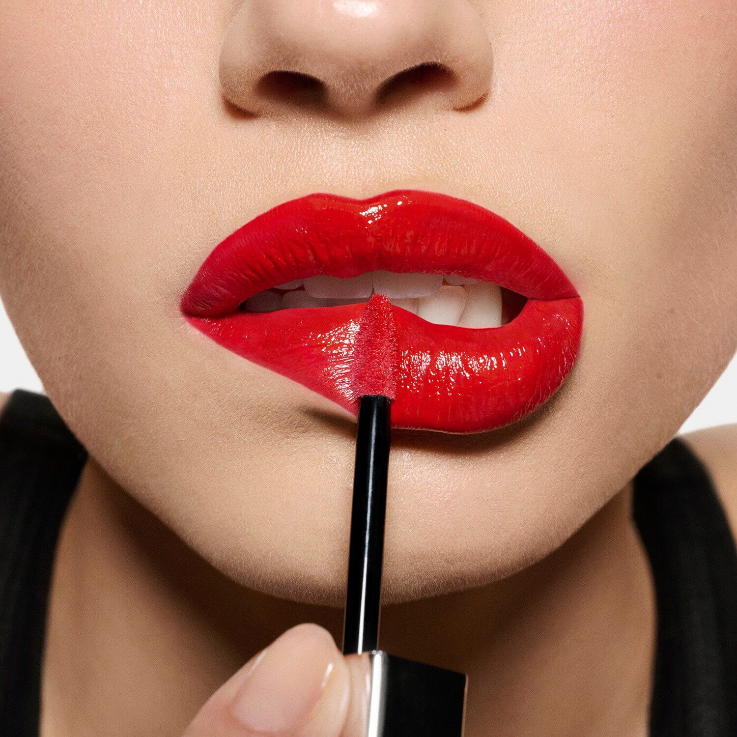 Atomic Shake Lip Lacquer - L&auml;ppstift med lackfinish