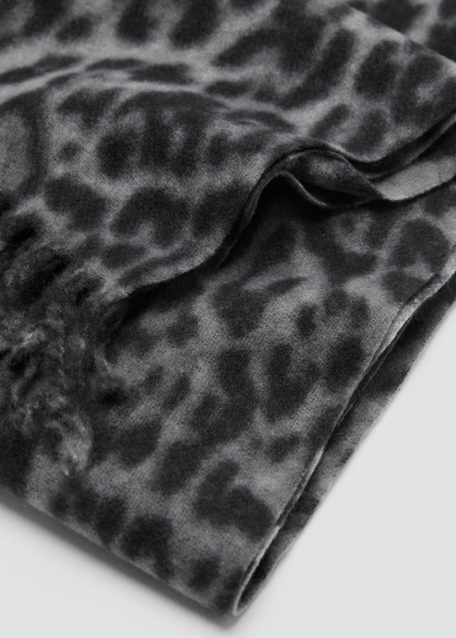 Leopard scarf with fringes